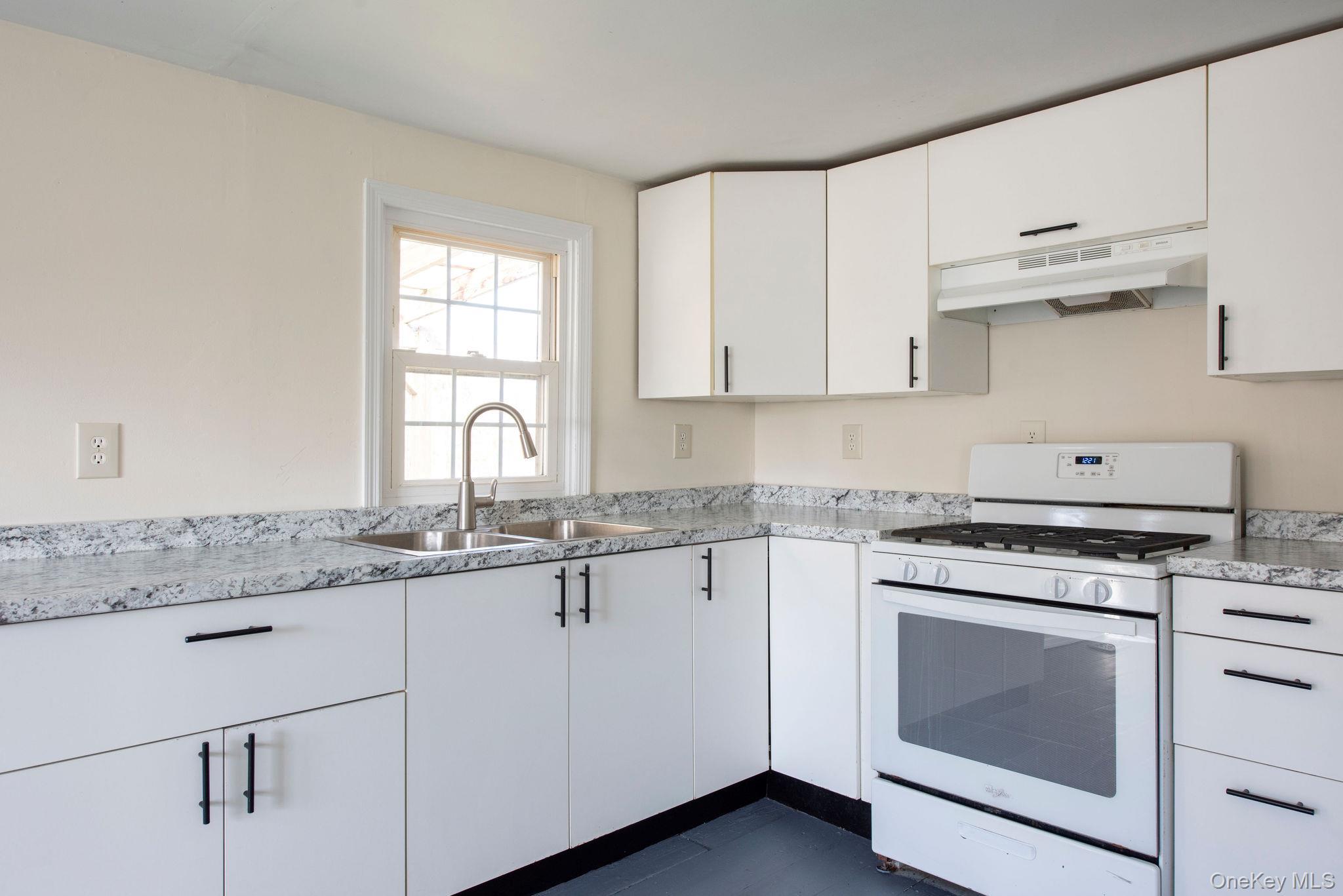 Single Family Montgomery Street Dutchess County, NY 12583, MLS-978946-11