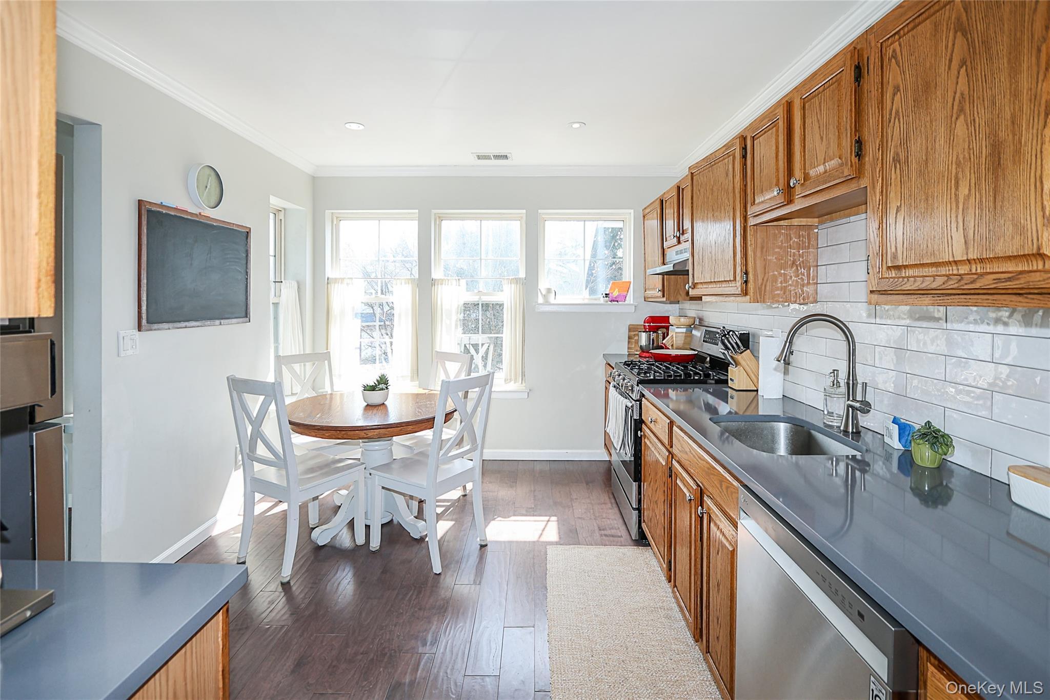 Condo Broadlawn  Suffolk County, NY 11722, MLS-978997-10