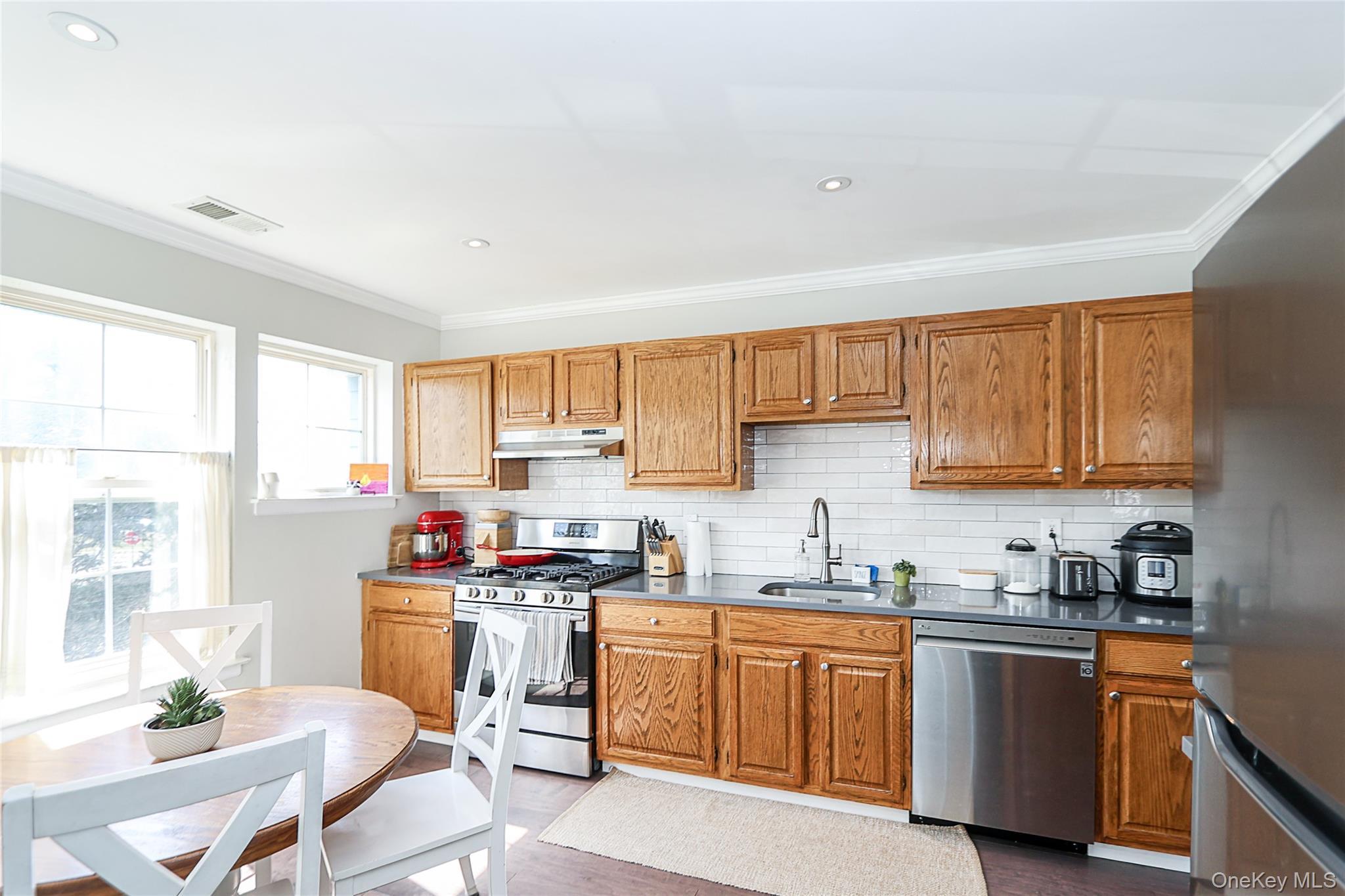 Condo Broadlawn  Suffolk County, NY 11722, MLS-978997-11