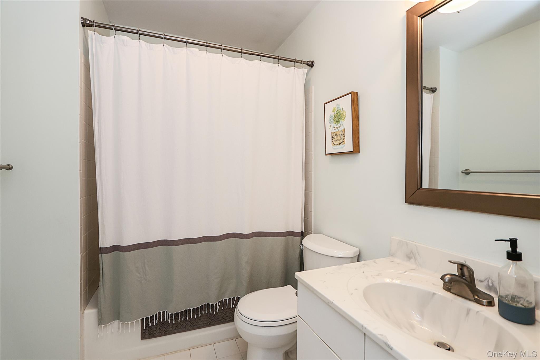 Condo Broadlawn  Suffolk County, NY 11722, MLS-978997-19