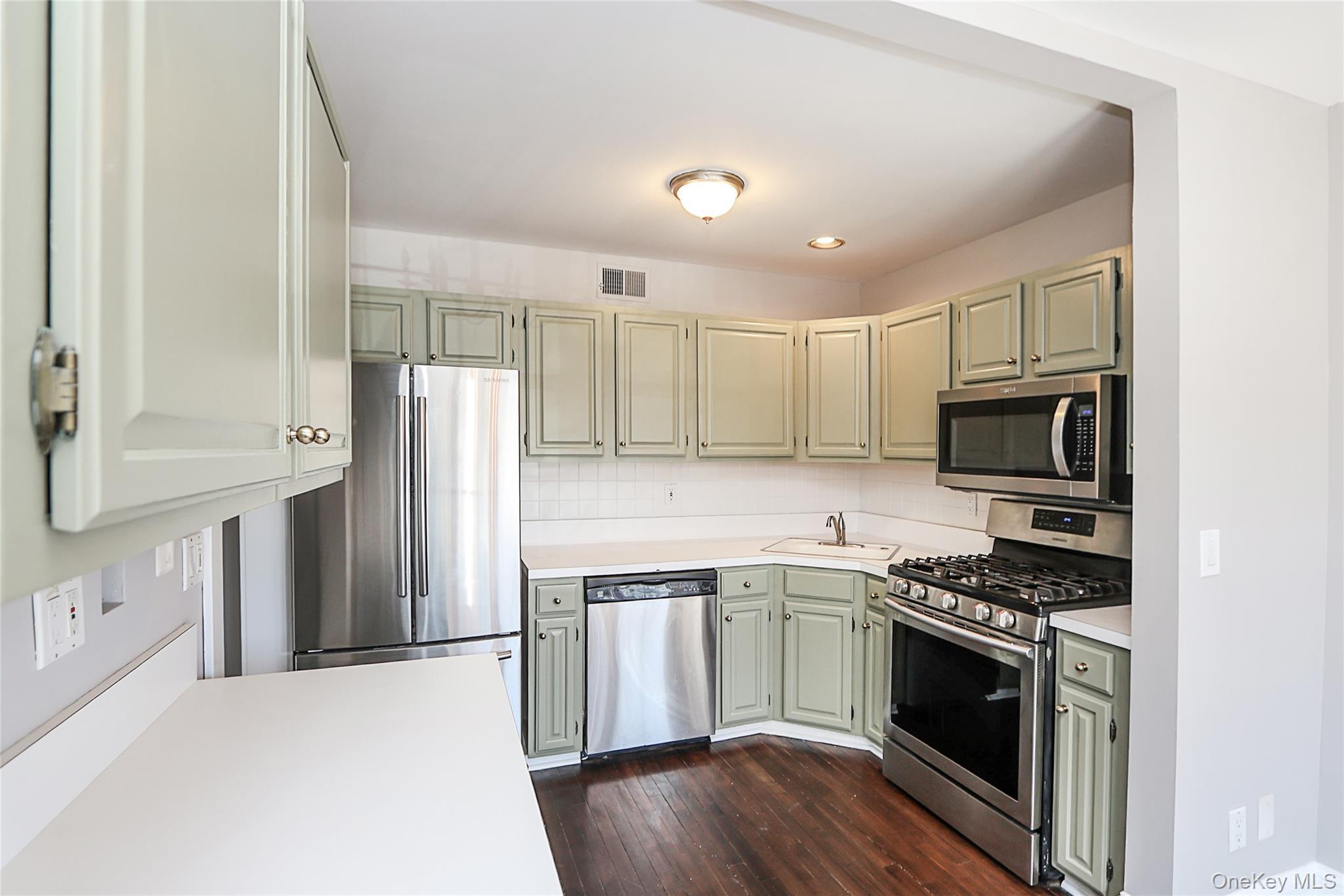 Condo Broadlawn  Suffolk County, NY 11722, MLS-978997-25