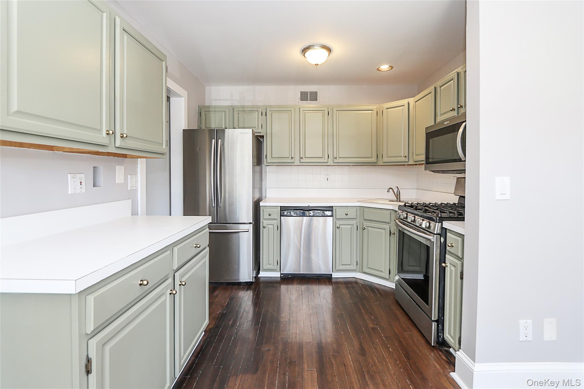 Condo Broadlawn  Suffolk County, NY 11722, MLS-978997-26