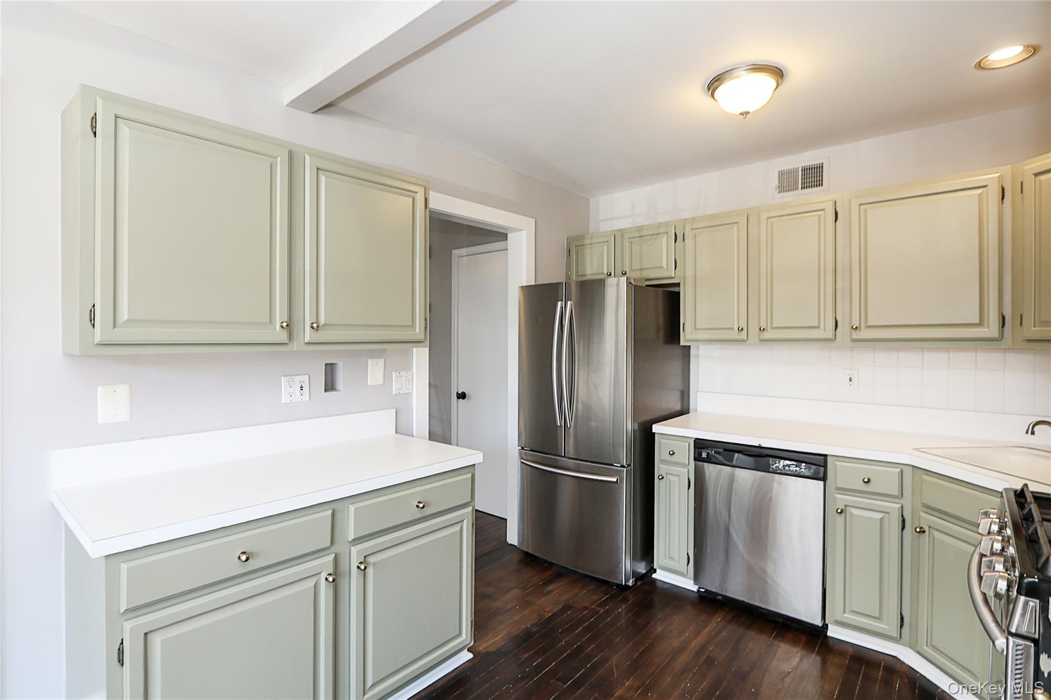 Condo Broadlawn  Suffolk County, NY 11722, MLS-978997-27