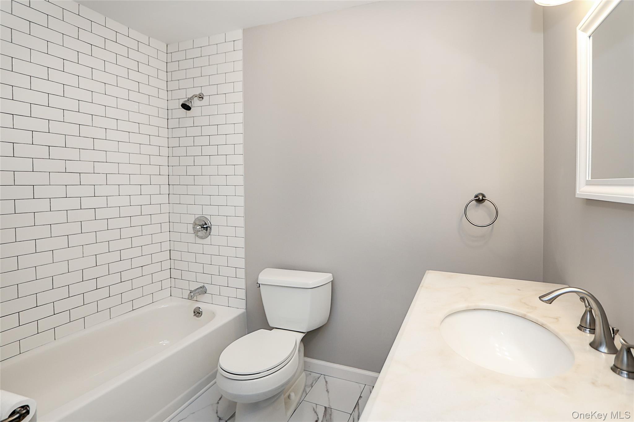 Condo Broadlawn  Suffolk County, NY 11722, MLS-978997-33