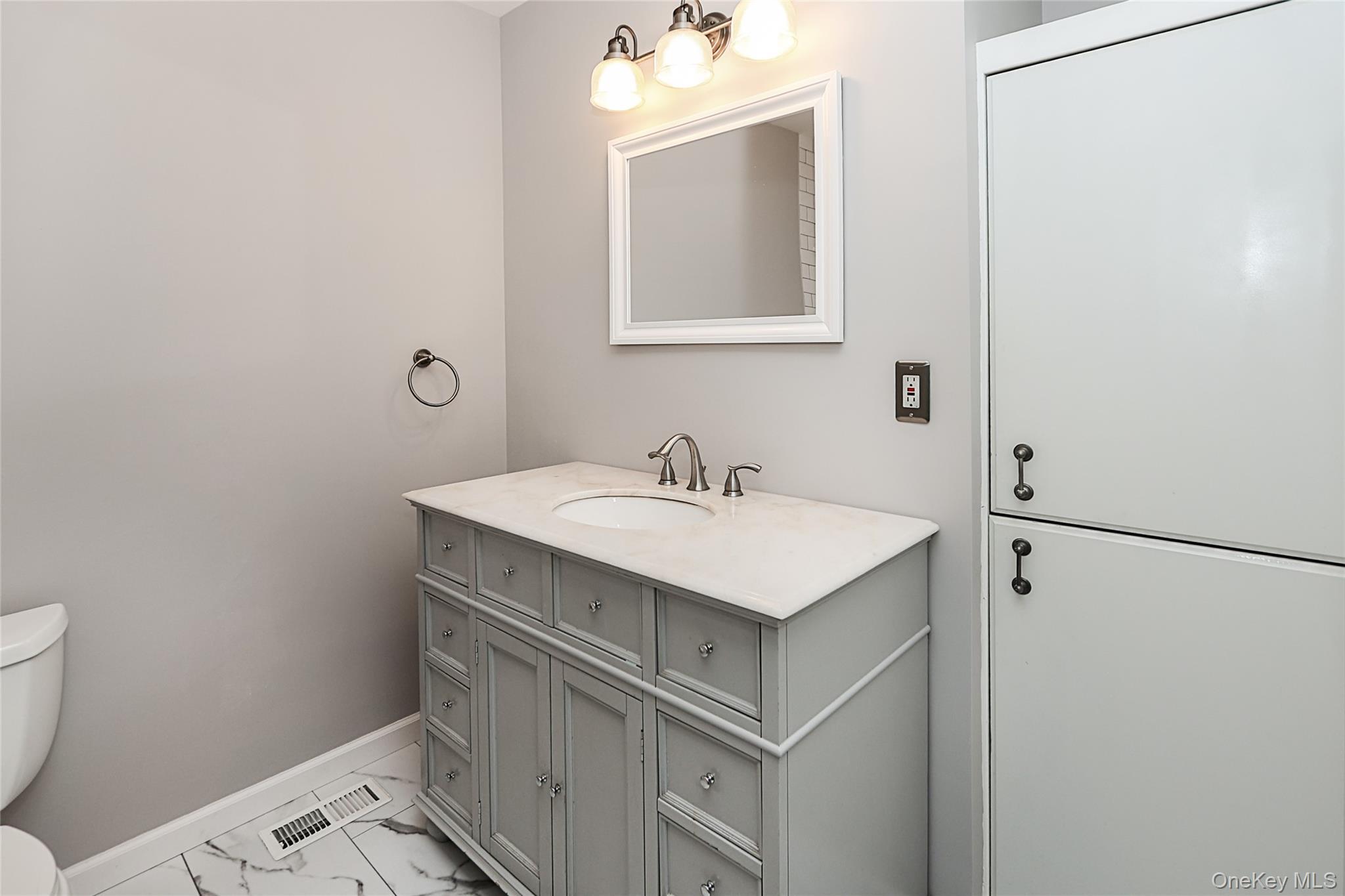 Condo Broadlawn  Suffolk County, NY 11722, MLS-978997-34