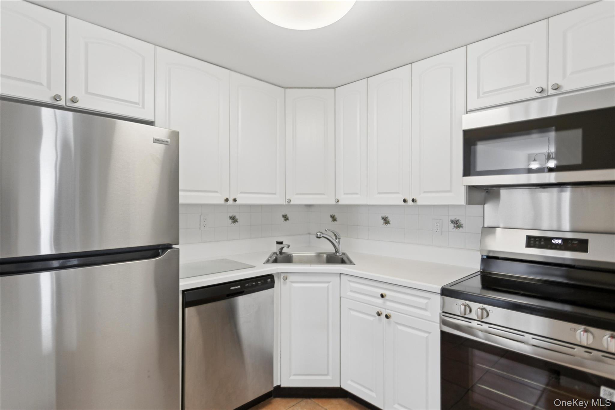 Condo Broadway  Nassau County, NY 11561, MLS-979204-15