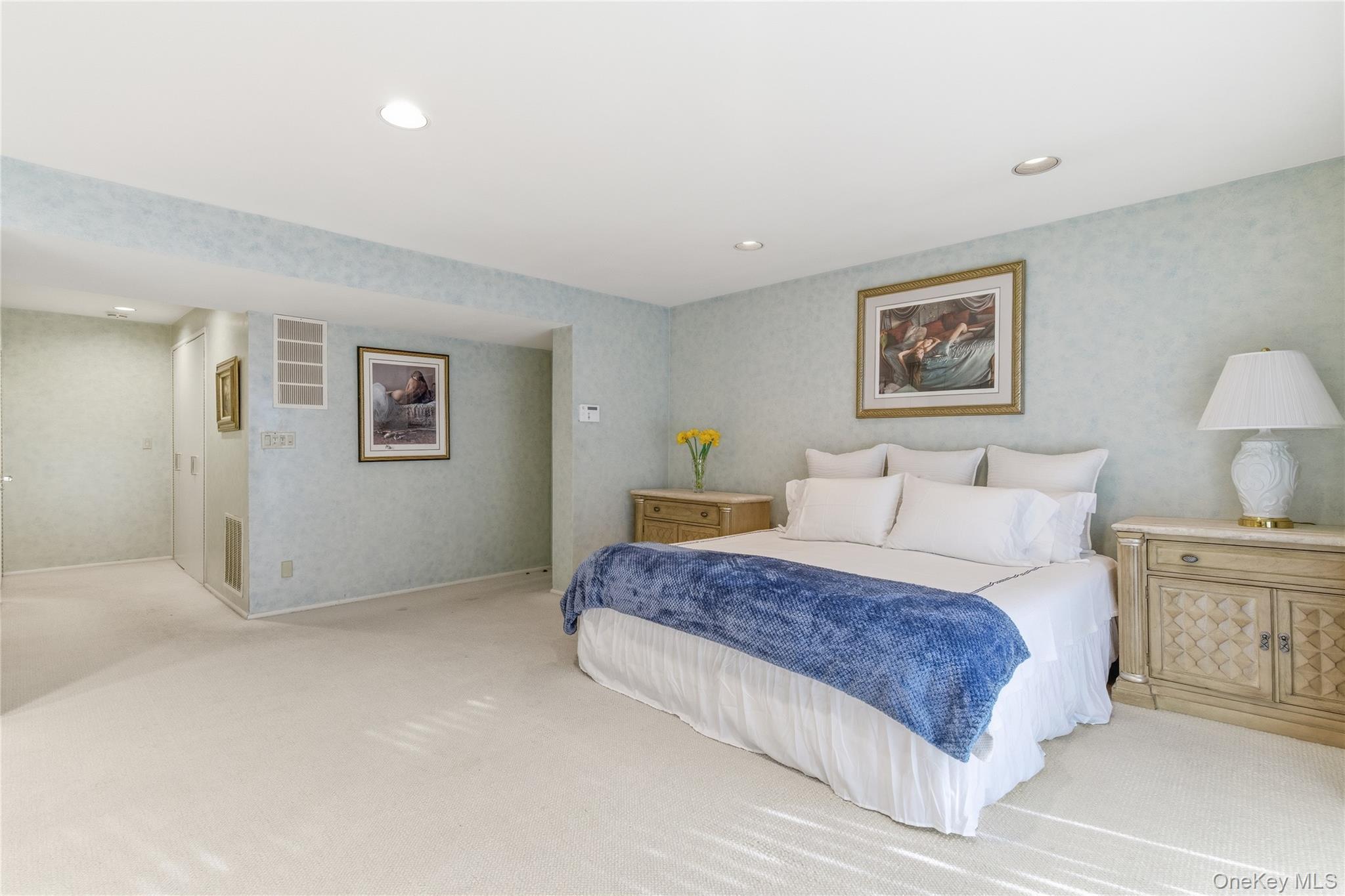 Condo Yale  Nassau County, NY 11030, MLS-979450-22