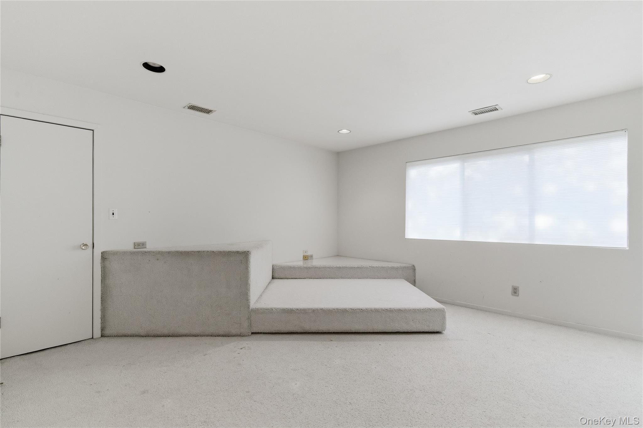 Condo Yale  Nassau County, NY 11030, MLS-979450-34