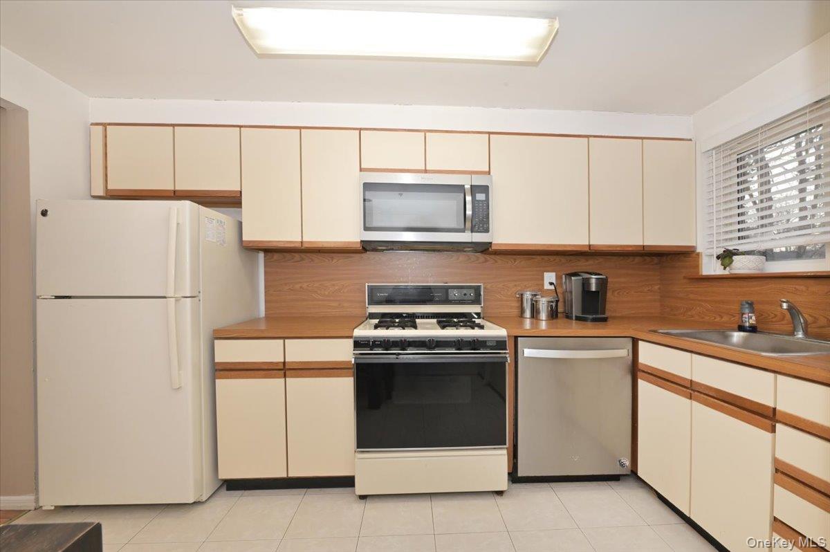 Condo Birchwood  Suffolk County, NY 11763, MLS-979511-10