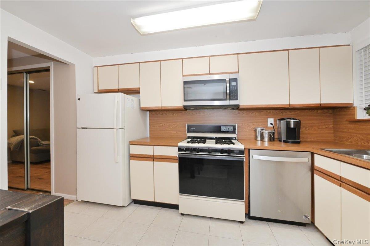 Condo Birchwood  Suffolk County, NY 11763, MLS-979511-11