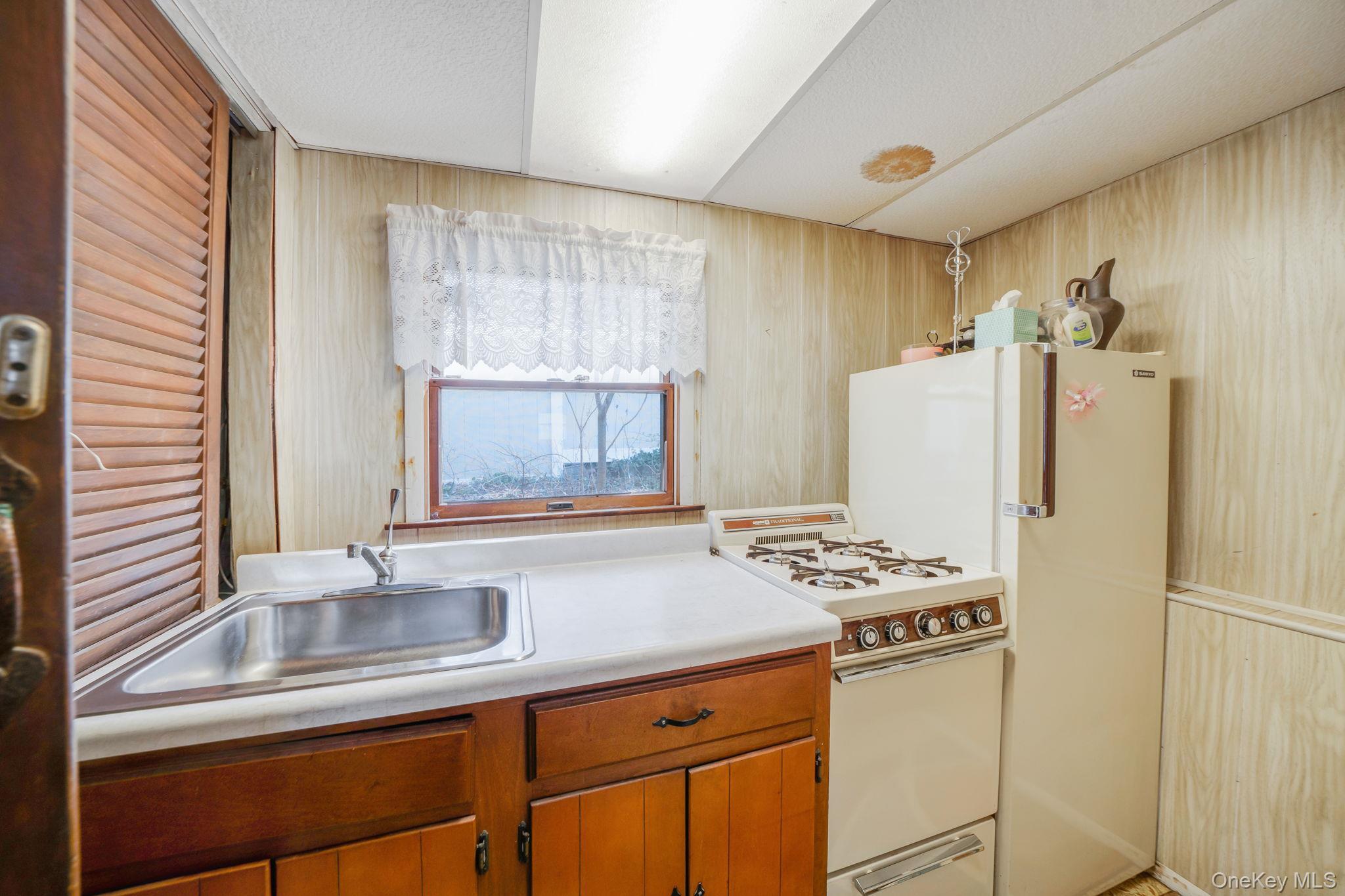 Single Family Woods  Suffolk County, NY 11703, MLS-979576-28