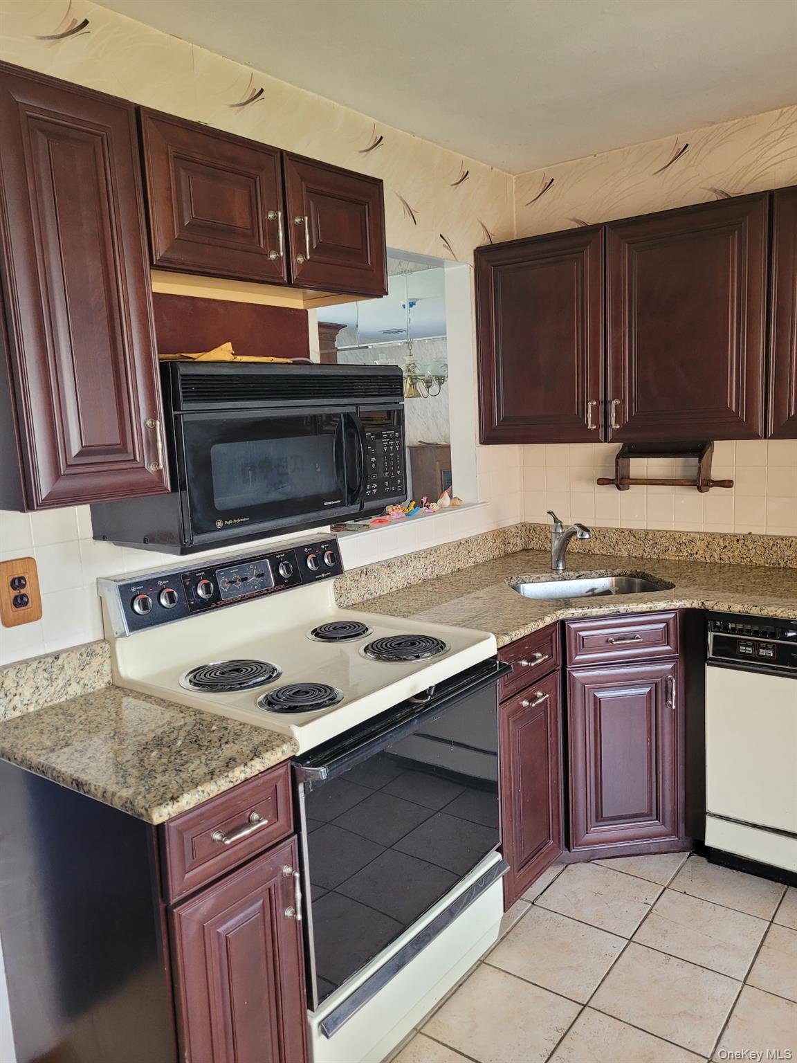 Condo Melanie Suffolk County, NY 11725, MLS-979580-3