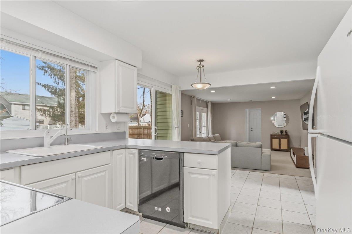 Single Family Jeanne  Suffolk County, NY 11755, MLS-979644-9