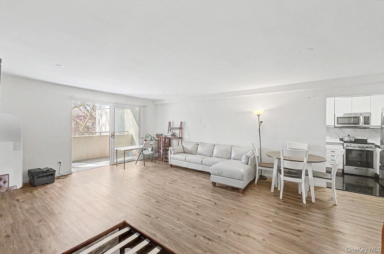 Condo Great Neck  Nassau County, NY 11021, MLS-979793-13