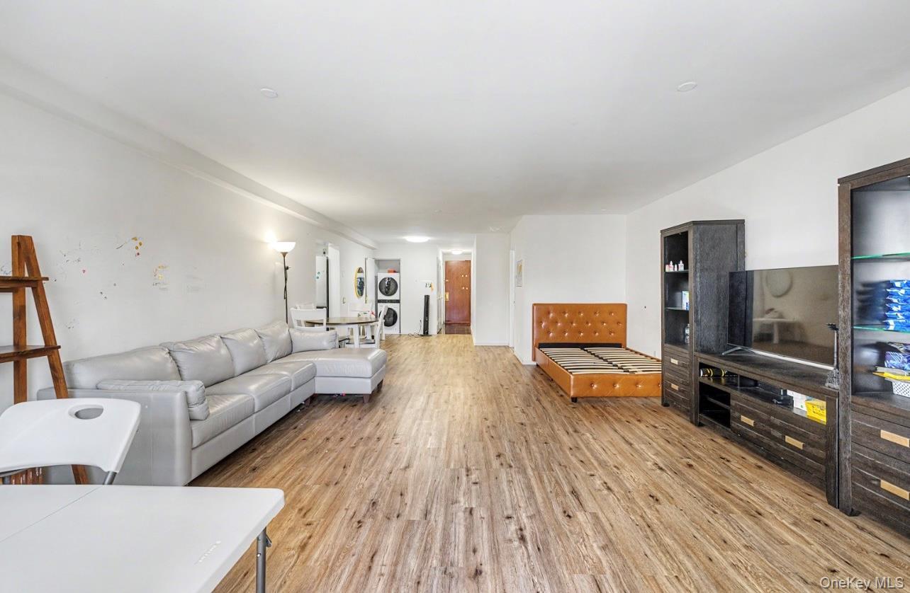 Condo Great Neck  Nassau County, NY 11021, MLS-979793-14