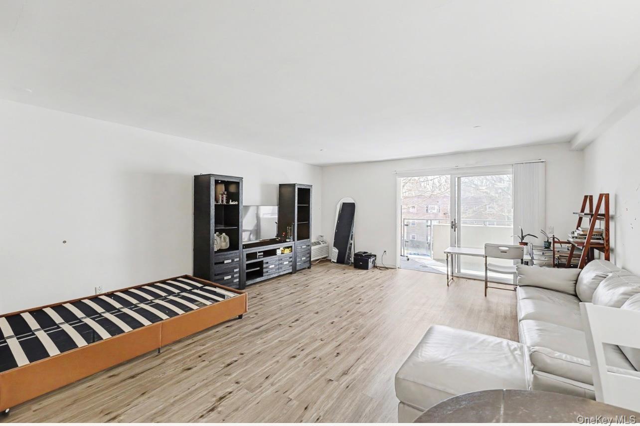 Condo Great Neck  Nassau County, NY 11021, MLS-979793-15