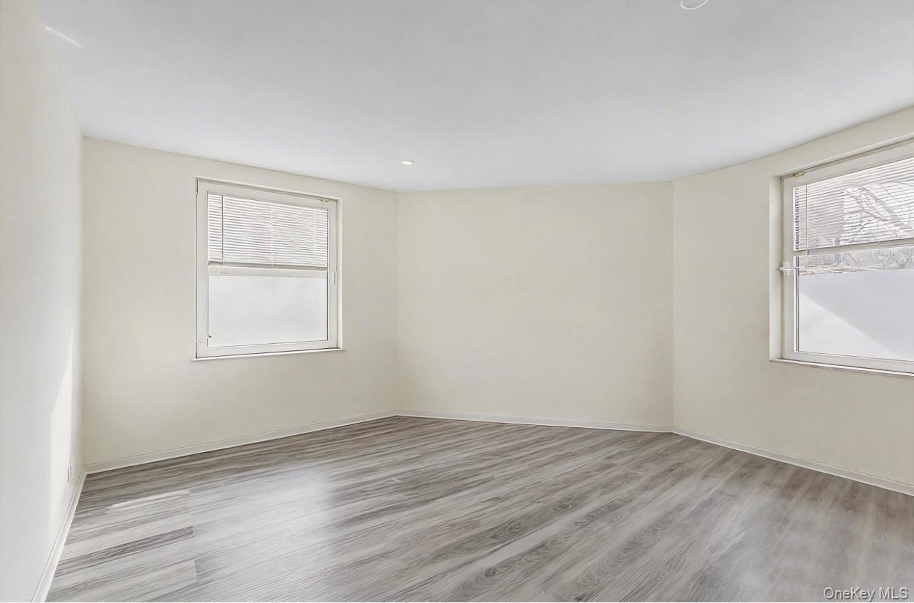 Condo Great Neck  Nassau County, NY 11021, MLS-979793-17