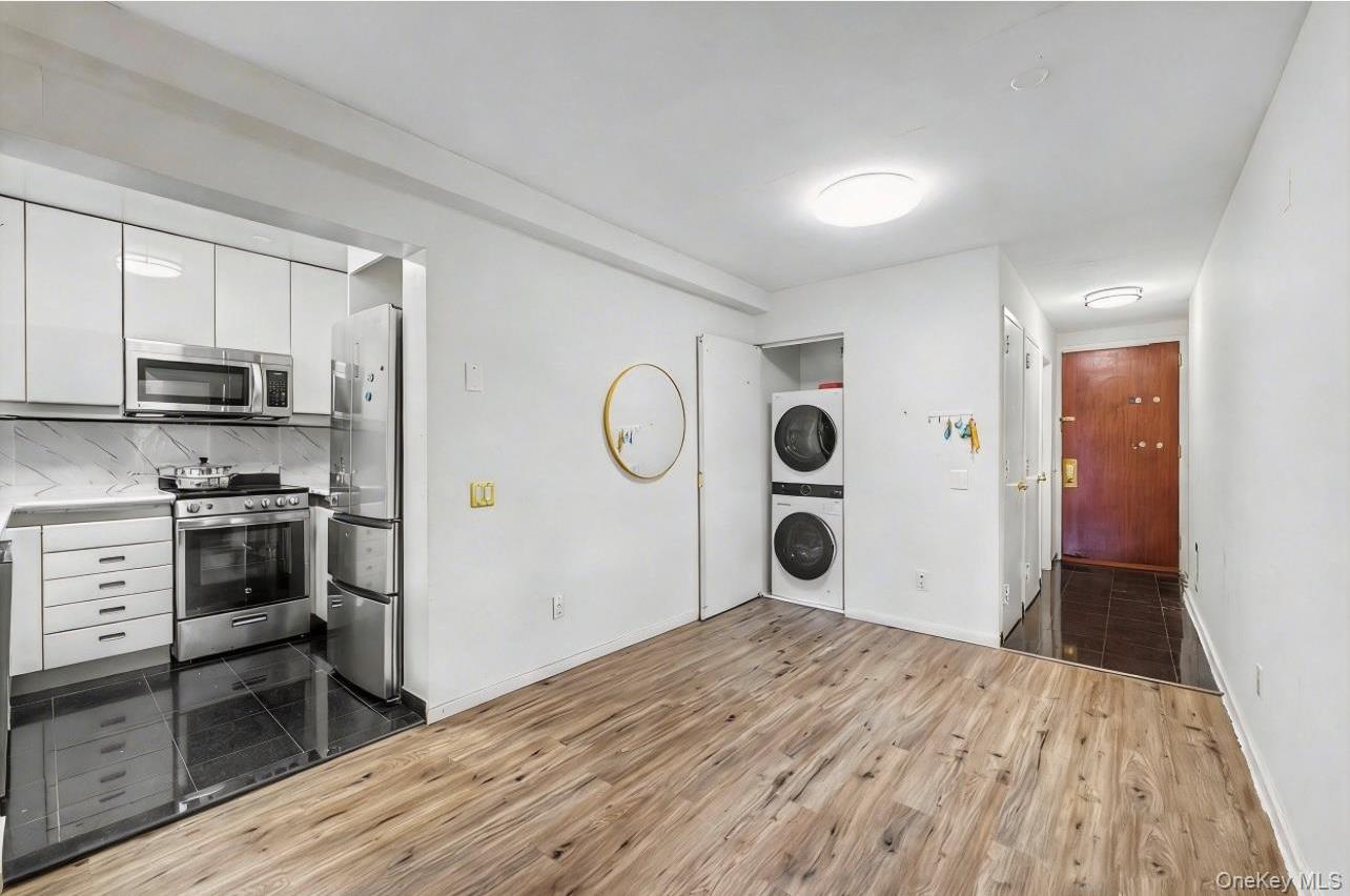 Condo Great Neck  Nassau County, NY 11021, MLS-979793-21