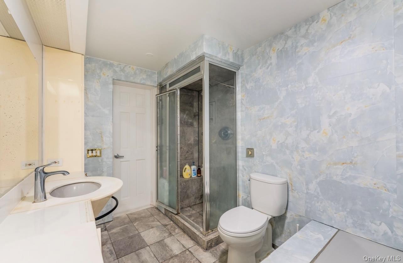 Condo Great Neck  Nassau County, NY 11021, MLS-979793-23