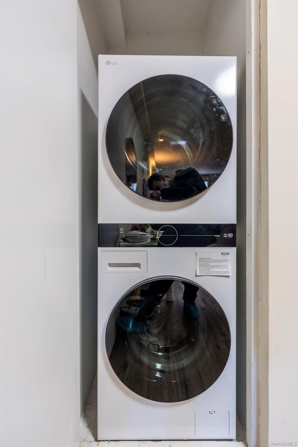 Condo Great Neck  Nassau County, NY 11021, MLS-979793-24