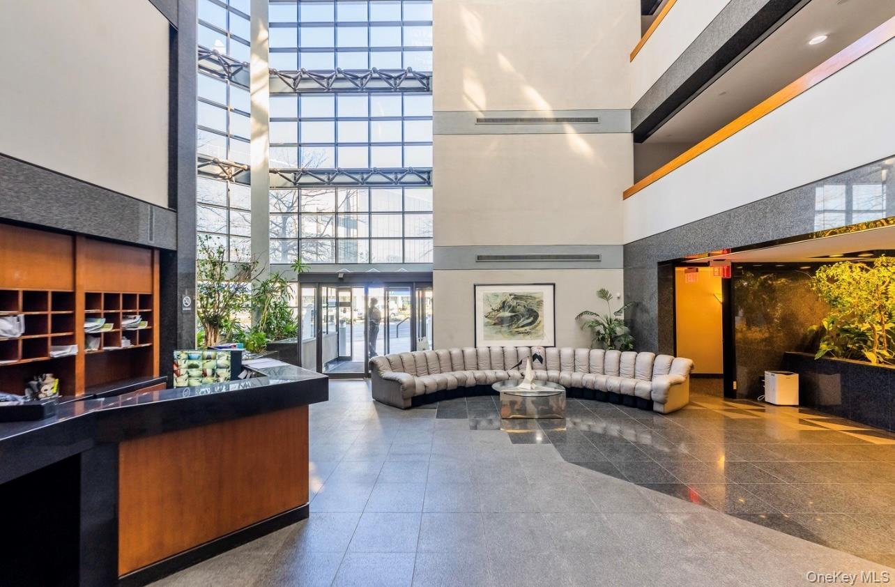 Condo Great Neck  Nassau County, NY 11021, MLS-979793-4