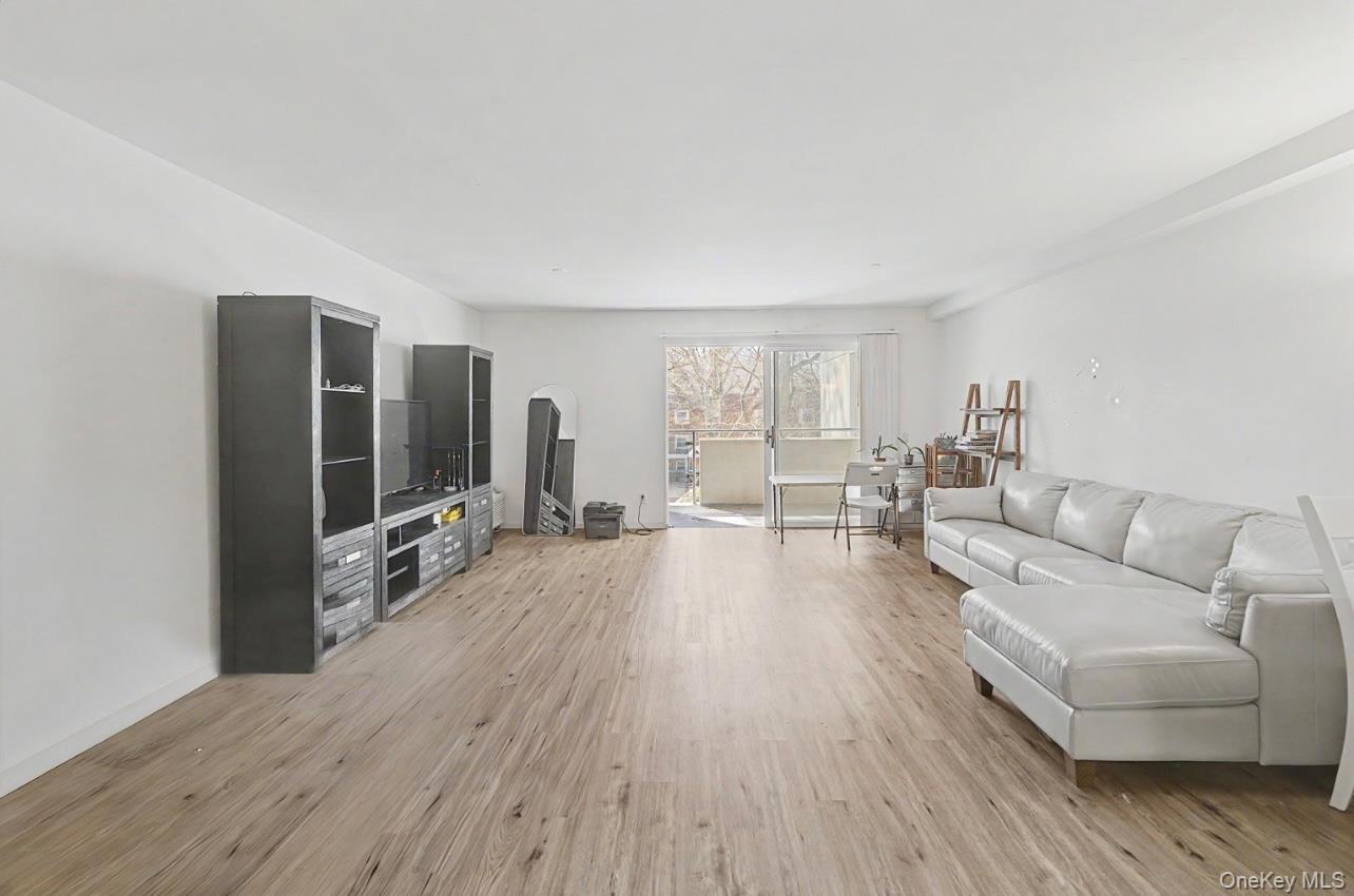 Condo Great Neck  Nassau County, NY 11021, MLS-979793-6