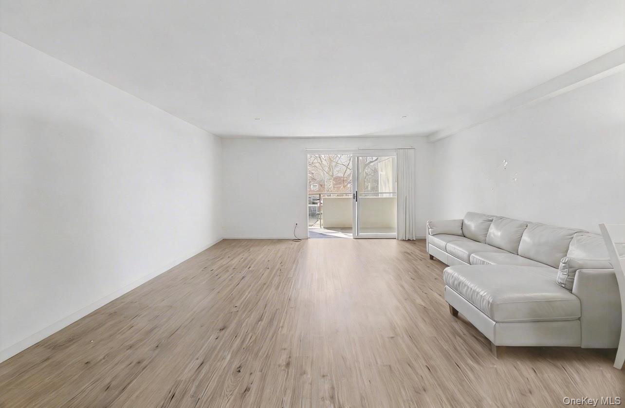 Condo Great Neck  Nassau County, NY 11021, MLS-979793-8