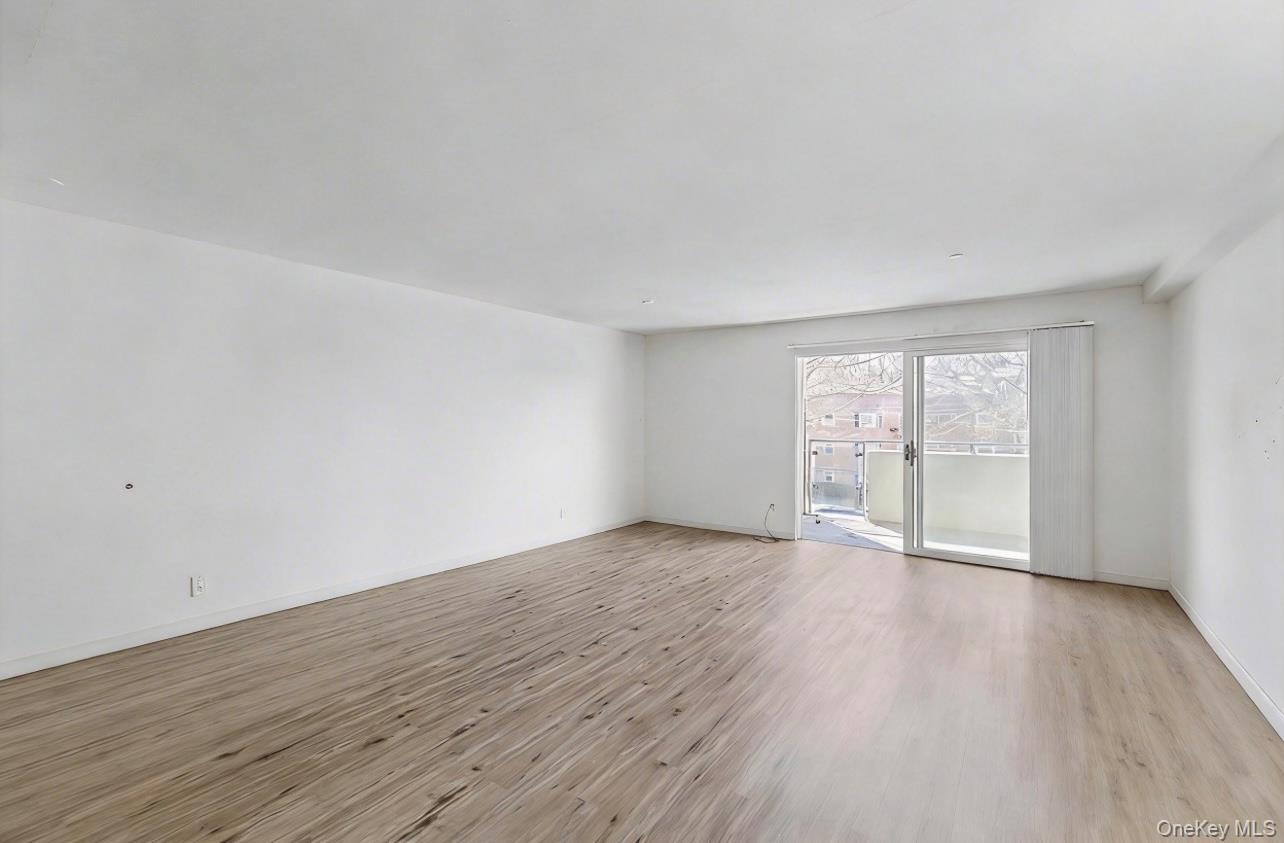 Condo Great Neck  Nassau County, NY 11021, MLS-979793-9