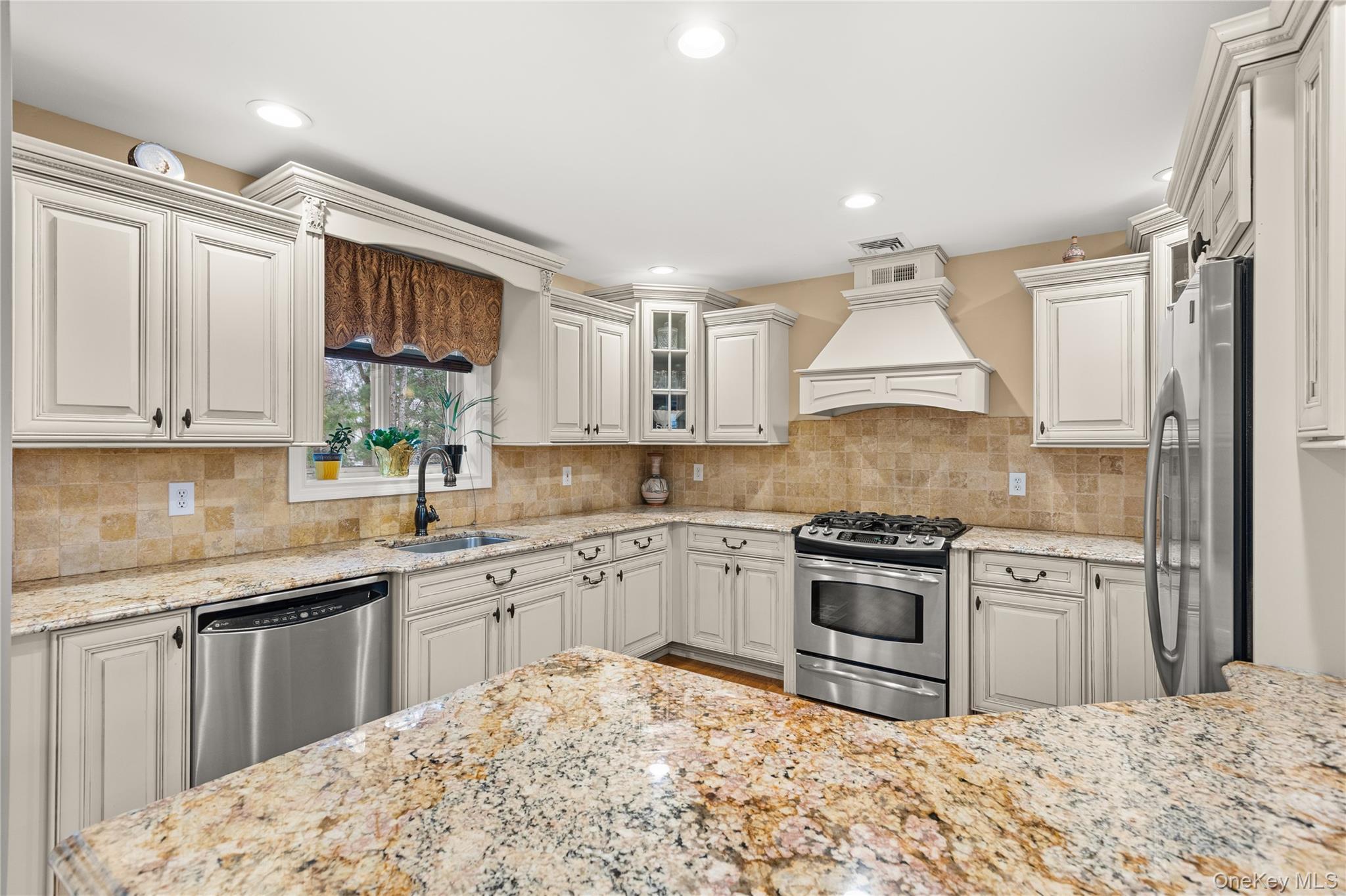 Condo Stone Gate  Suffolk County, NY 11787, MLS-979923-2