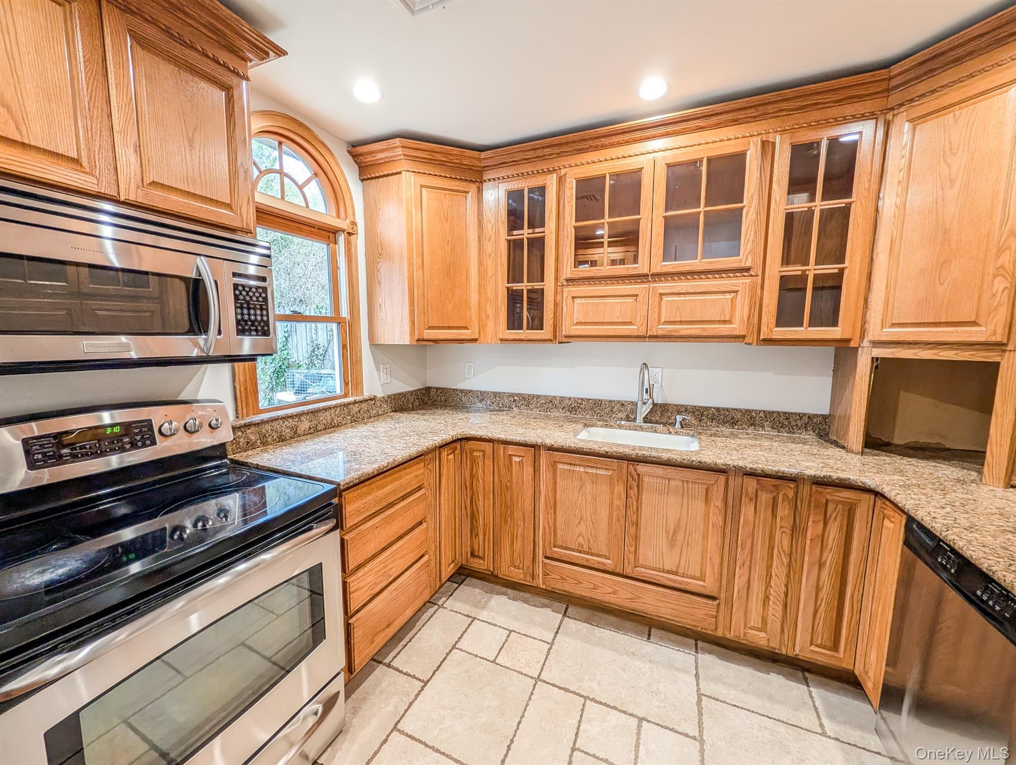 Condo Amesworth  Suffolk County, NY 11953, MLS-979977-5