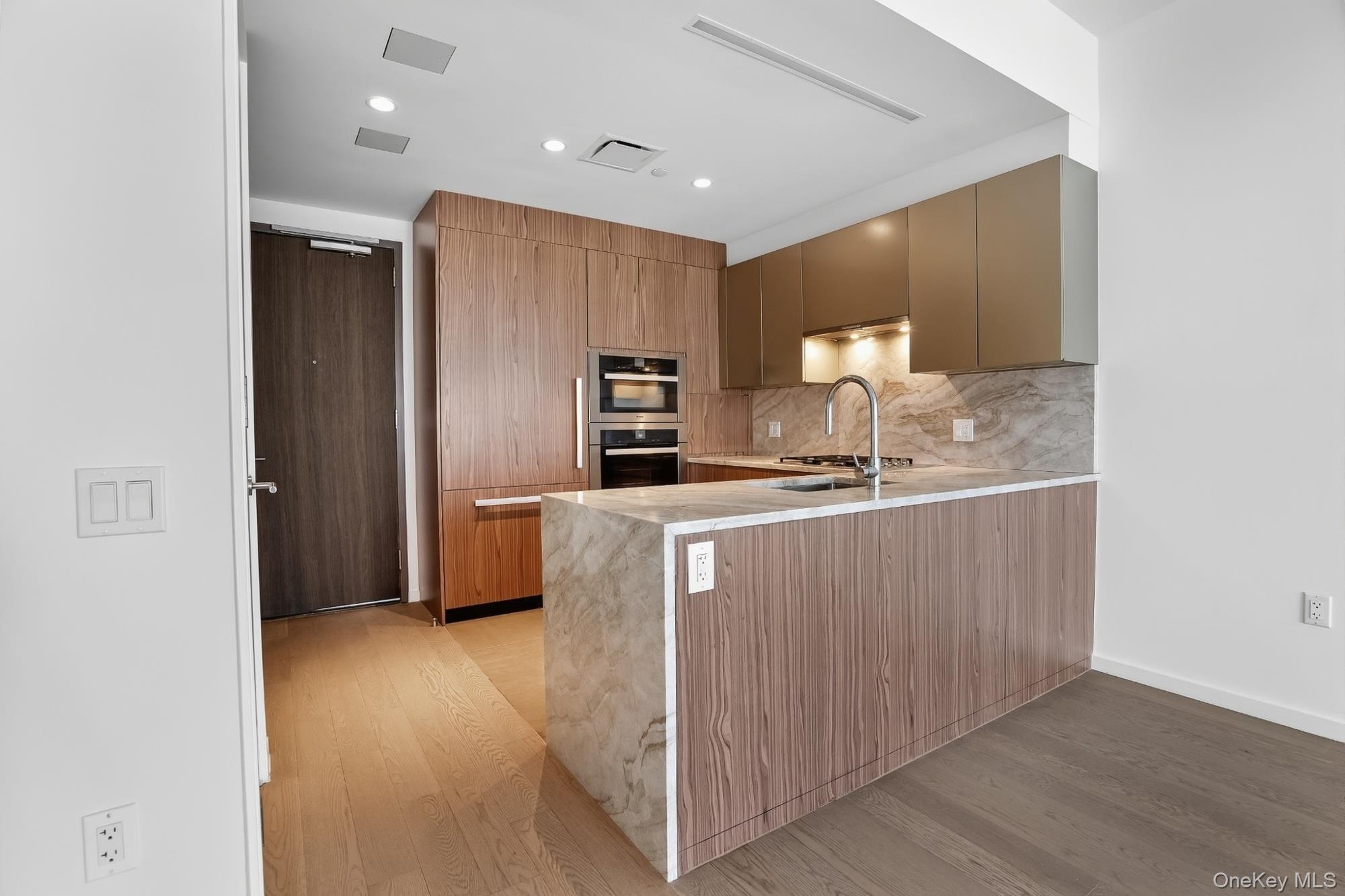 Condo 39th  Queens, NY 11354, MLS-980063-4