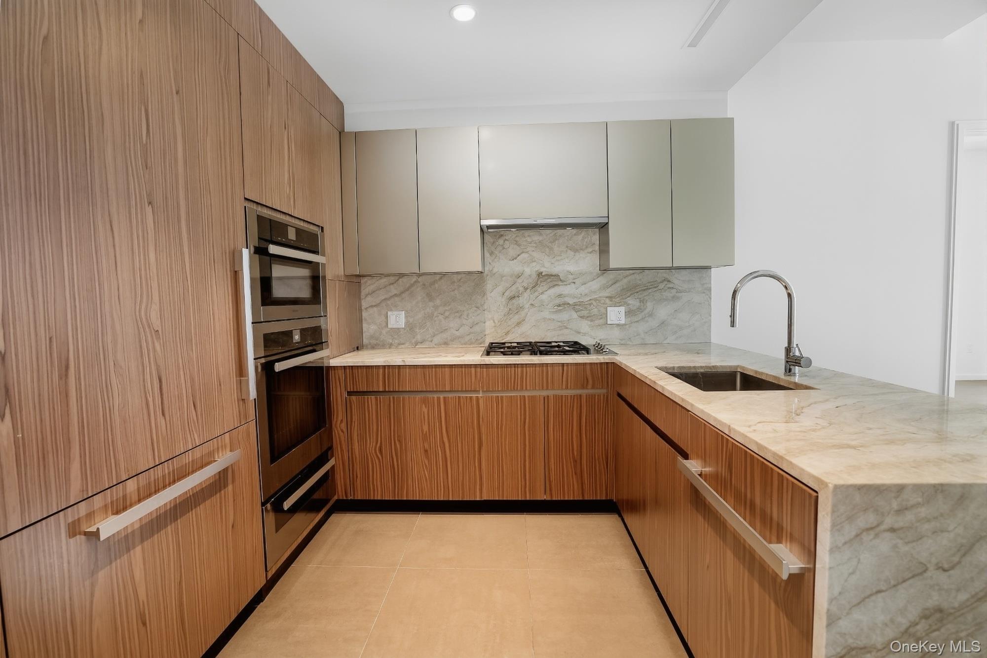 Condo 39th  Queens, NY 11354, MLS-980063-5