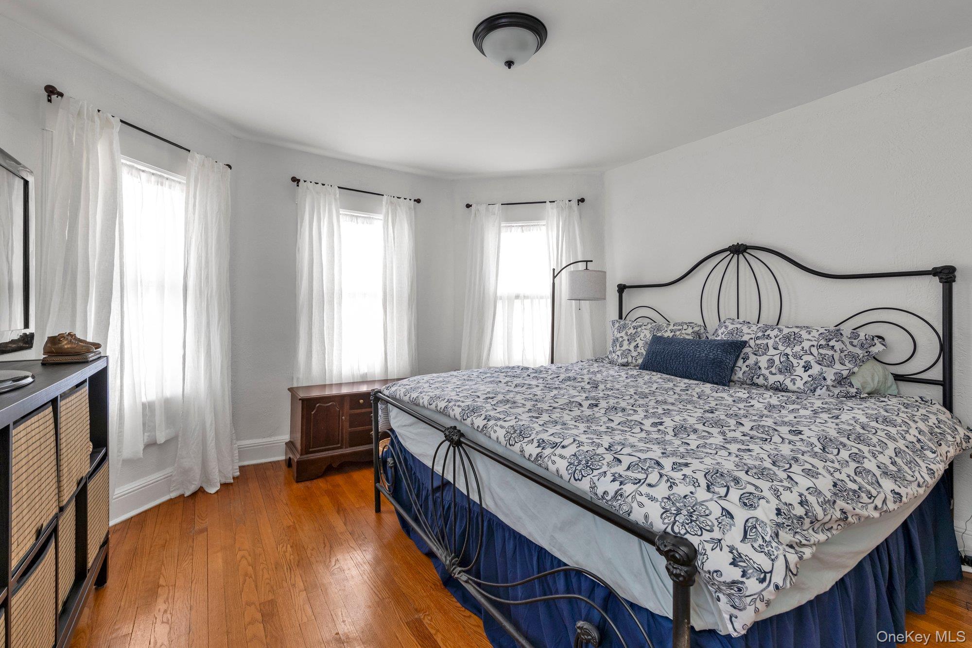 Single Family Waverly  Nassau County, NY 11510, MLS-980190-11