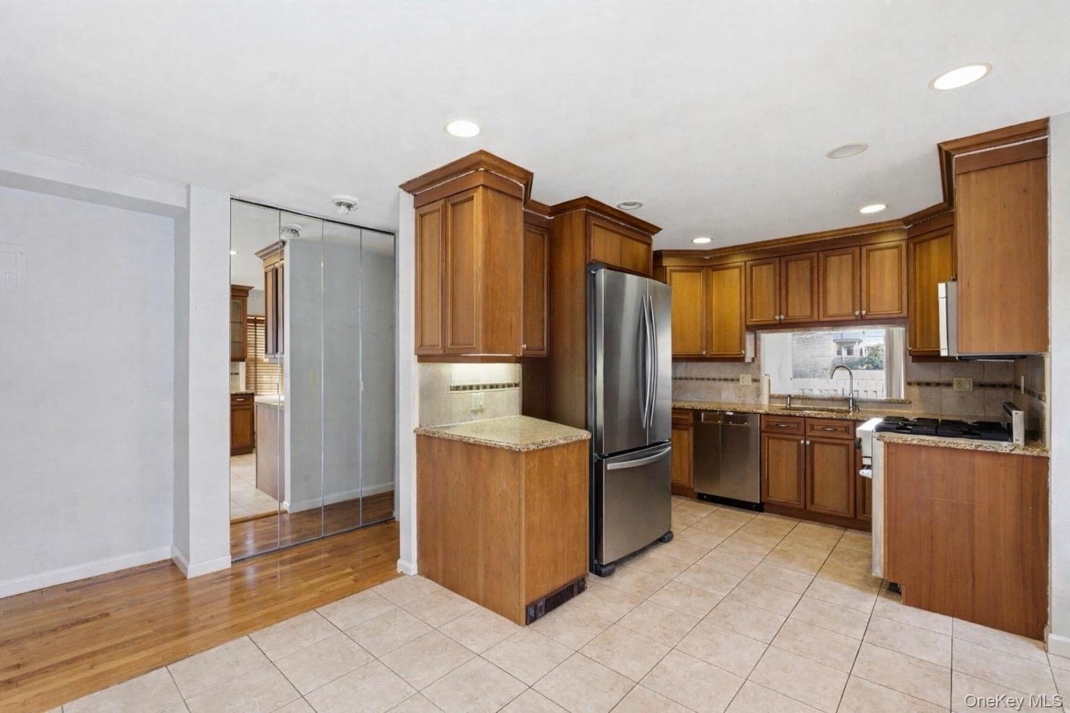 Condo Lori  Queens, NY 11360, MLS-980261-6