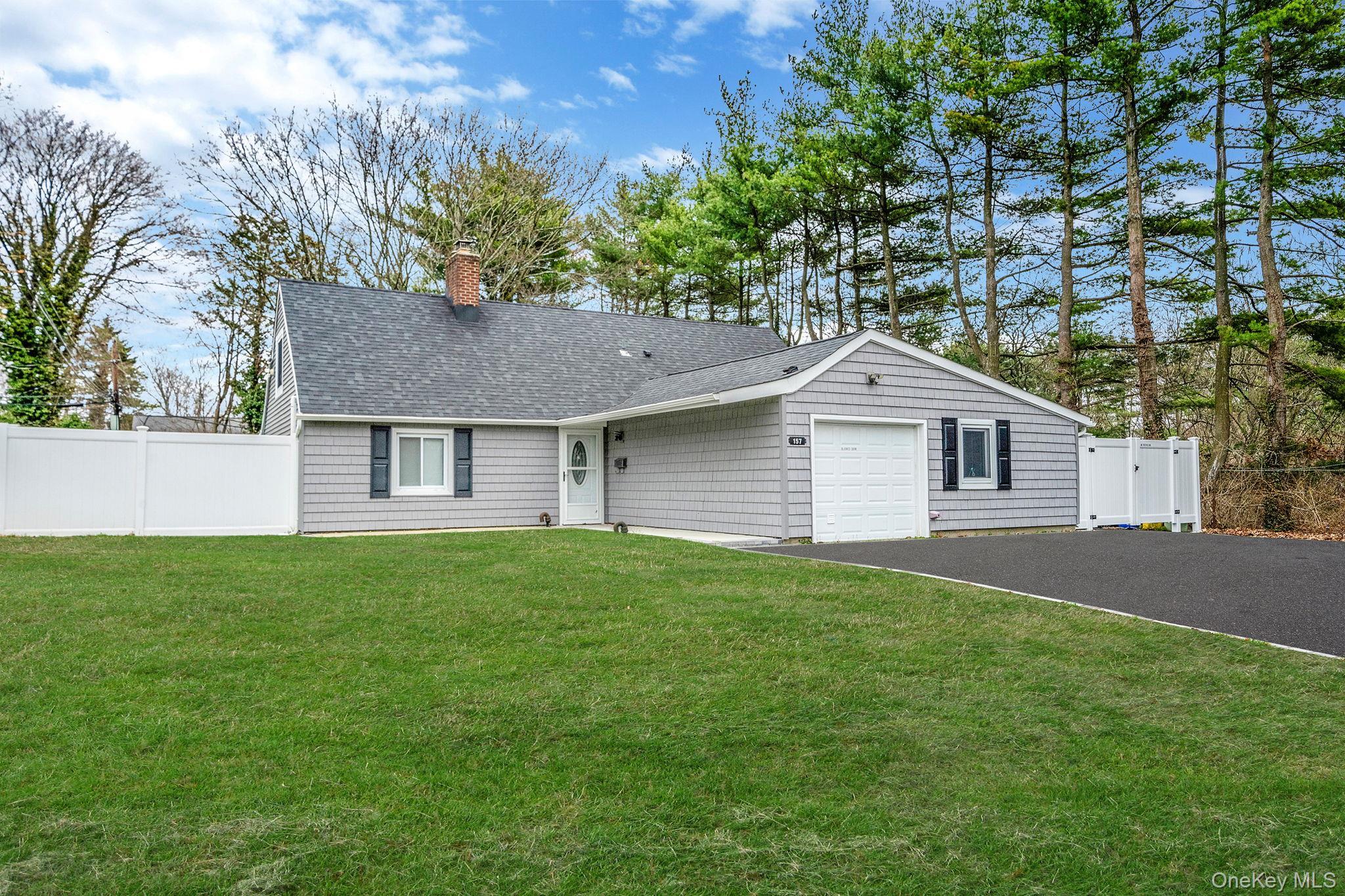 Single Family Serpentine  Suffolk County, NY 11749, MLS-980272-2