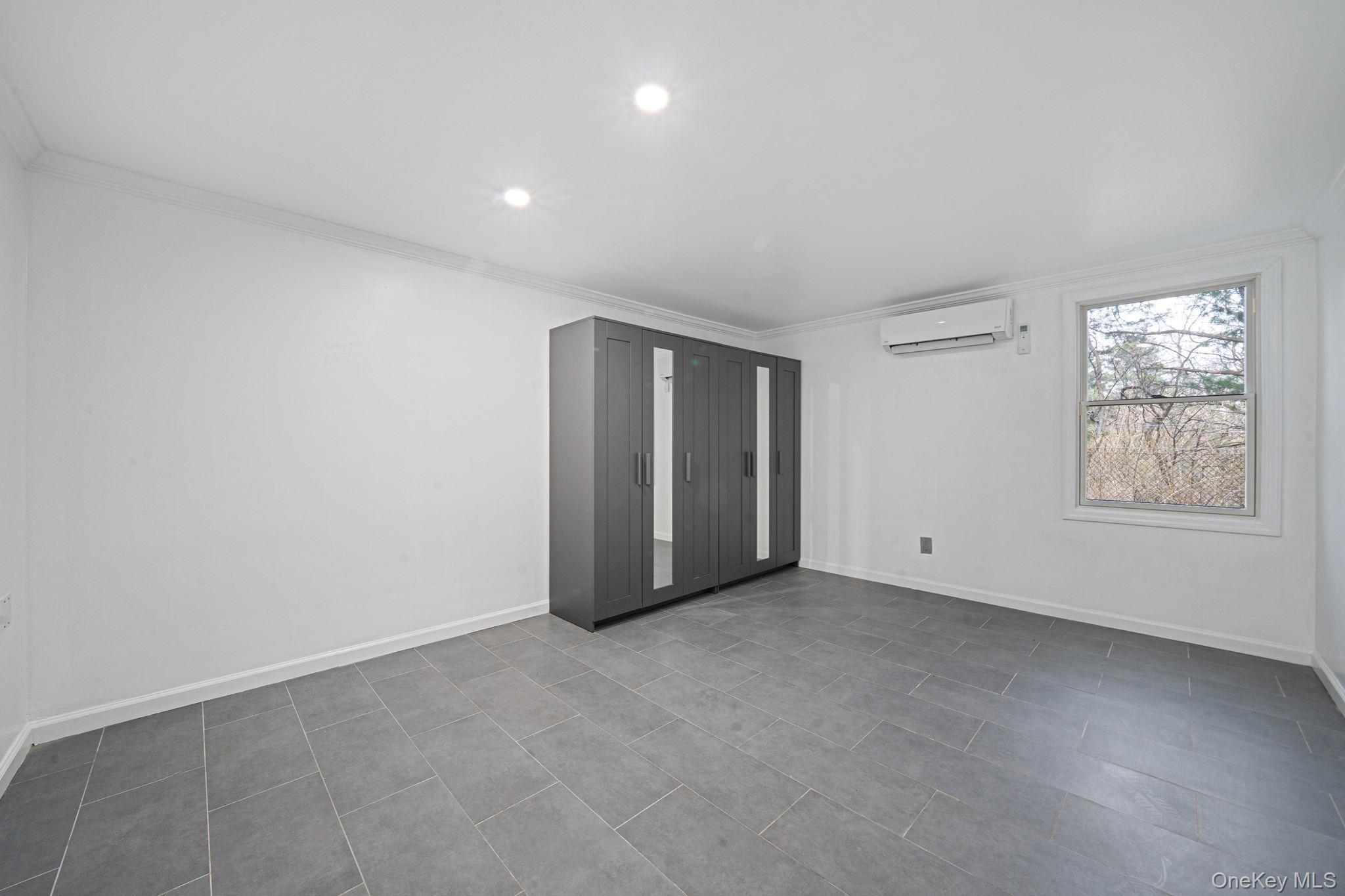 Single Family Serpentine  Suffolk County, NY 11749, MLS-980272-23