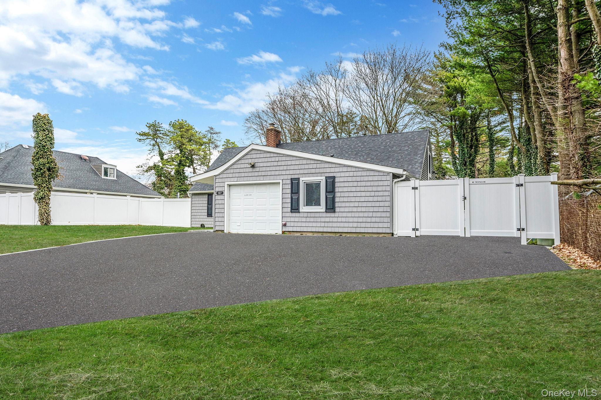 Single Family Serpentine  Suffolk County, NY 11749, MLS-980272-3