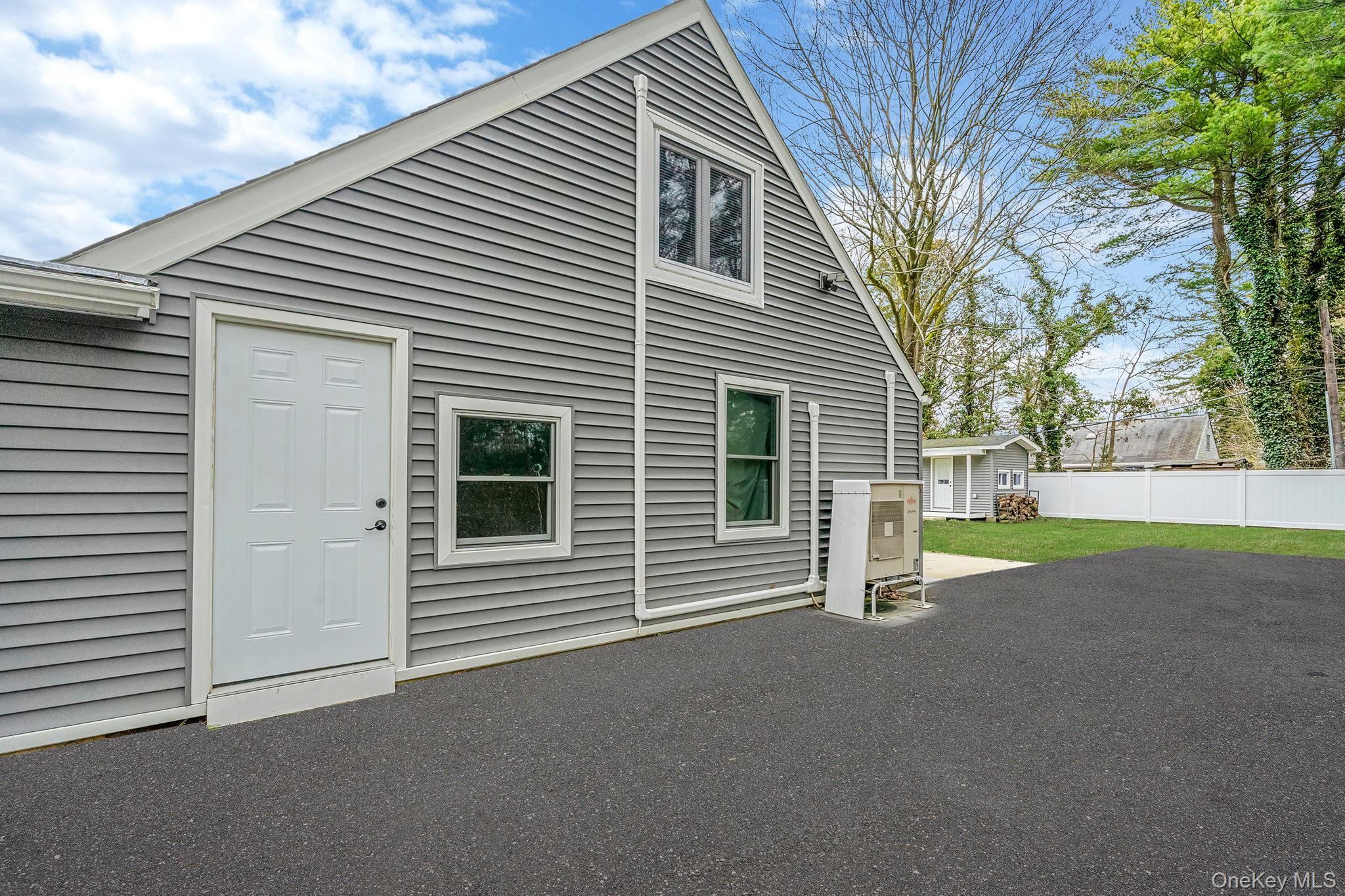 Single Family Serpentine  Suffolk County, NY 11749, MLS-980272-34