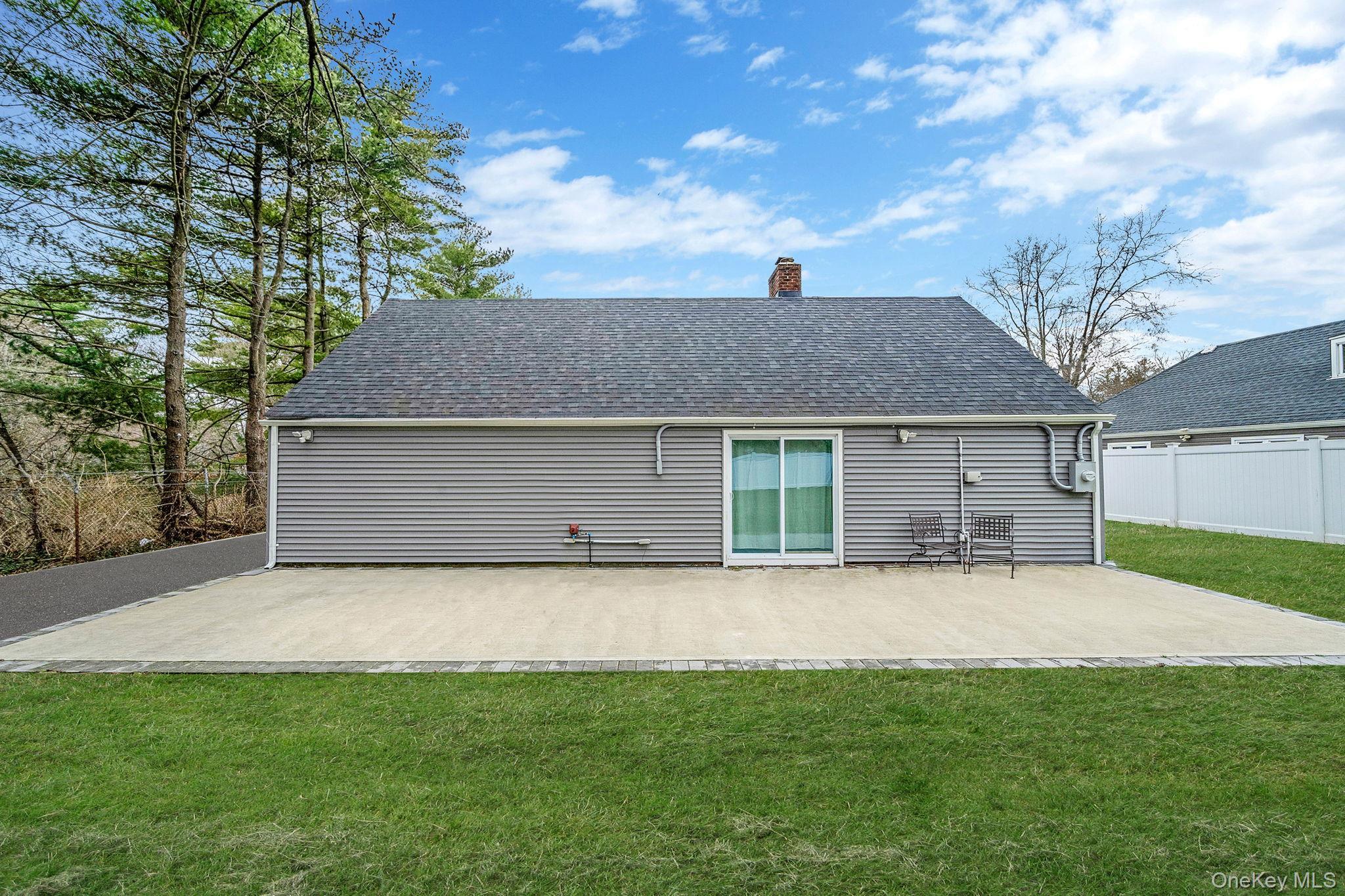 Single Family Serpentine  Suffolk County, NY 11749, MLS-980272-35
