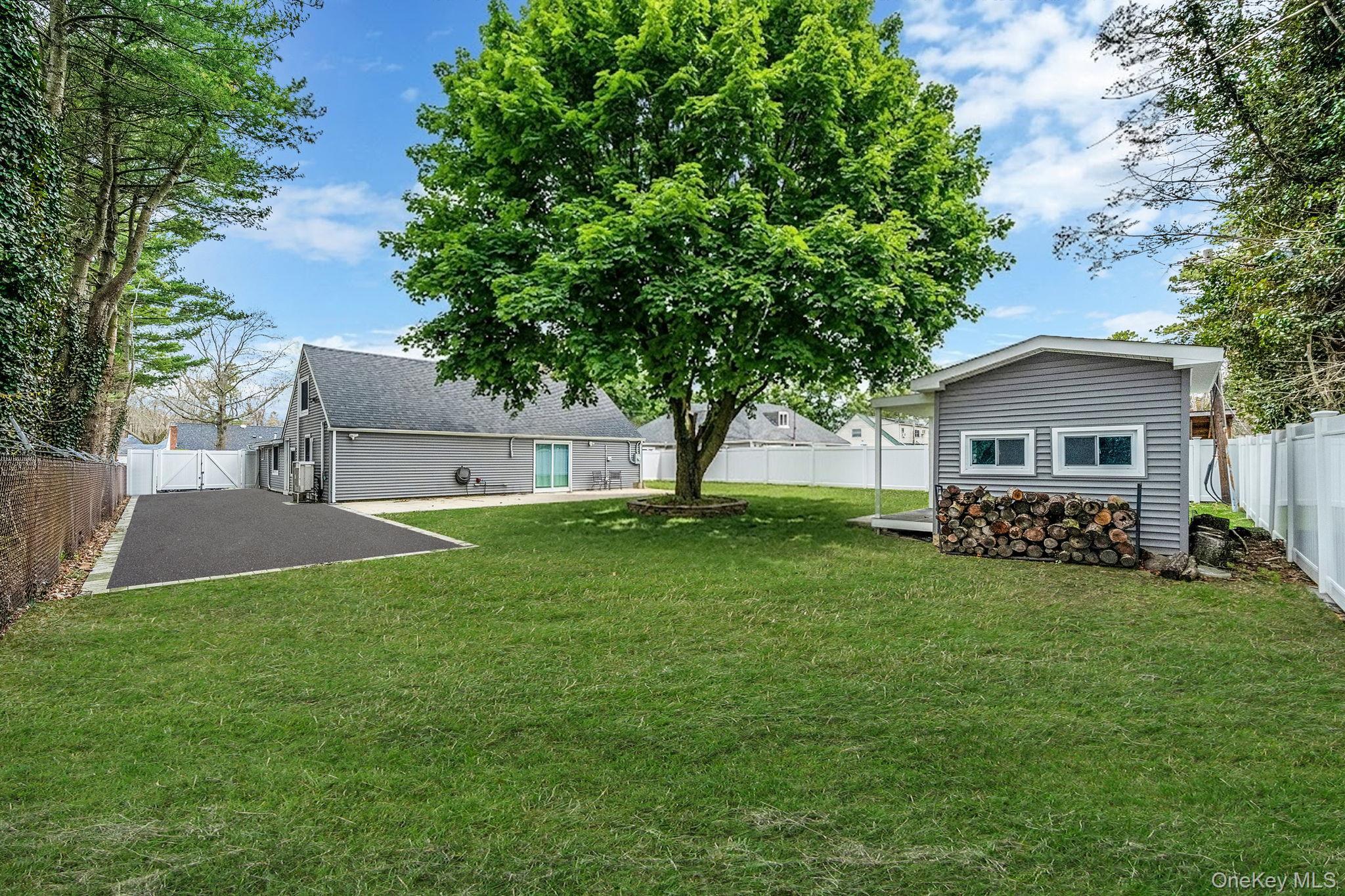 Single Family Serpentine  Suffolk County, NY 11749, MLS-980272-38
