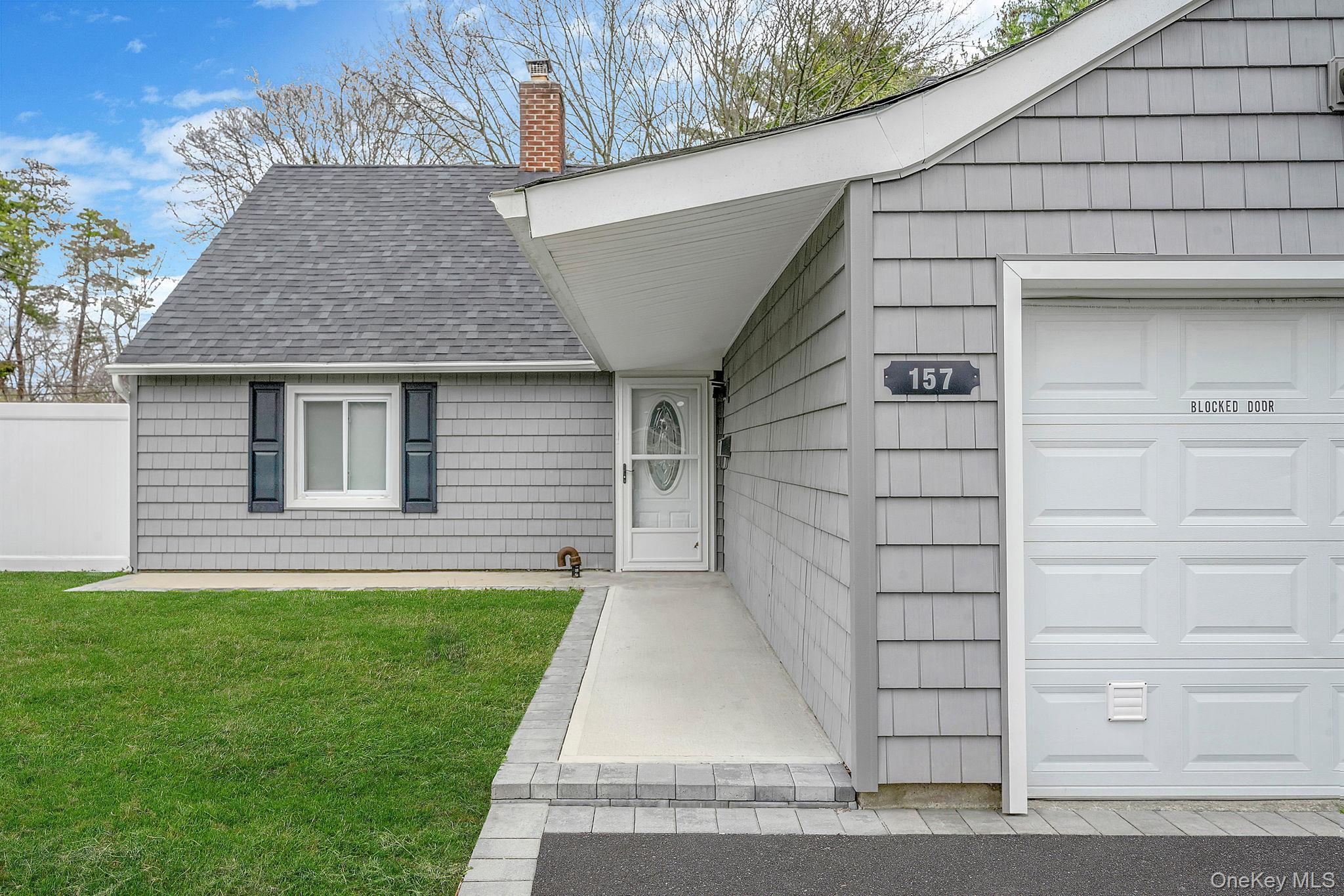 Single Family Serpentine  Suffolk County, NY 11749, MLS-980272-4