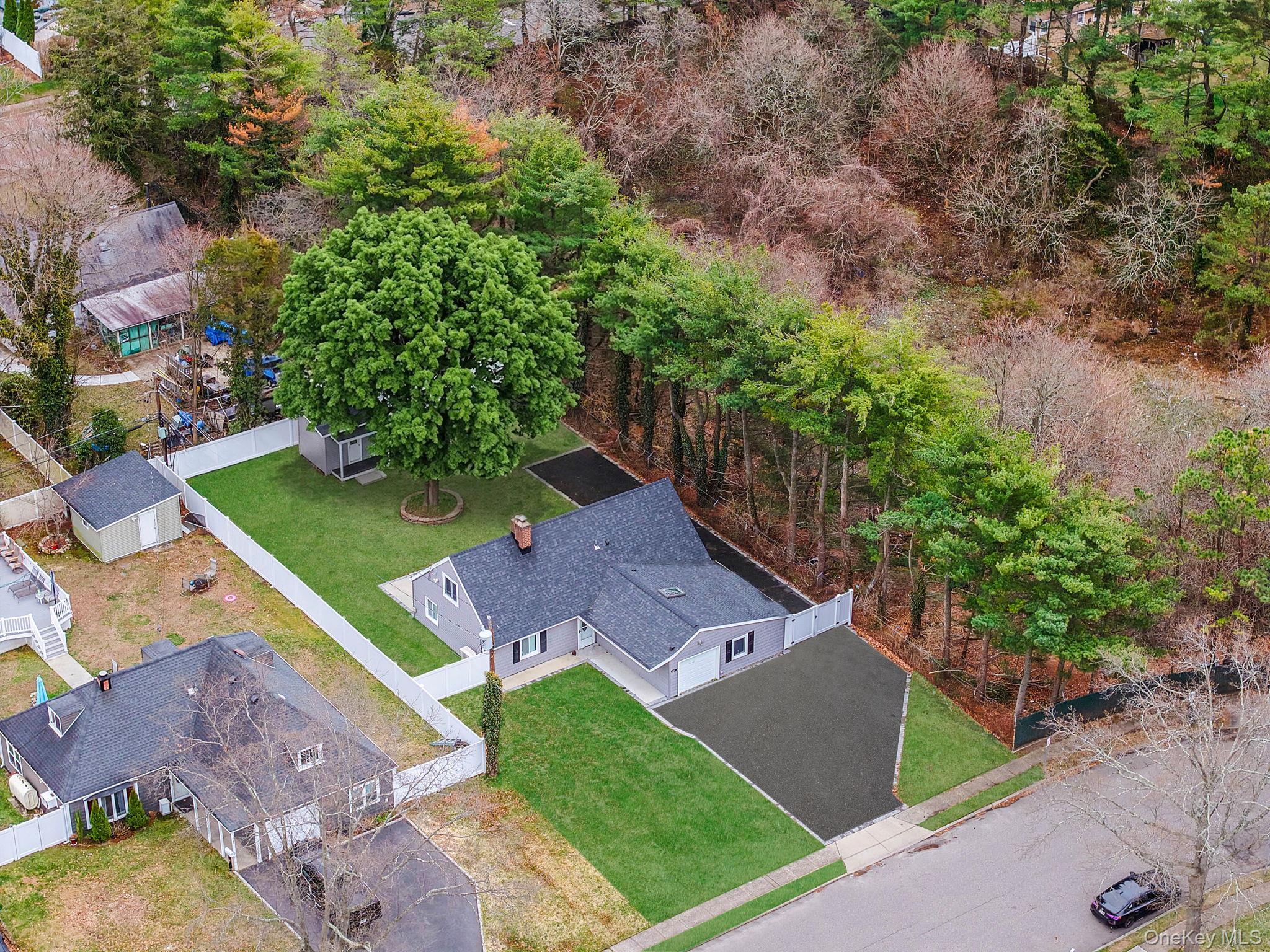 Single Family Serpentine  Suffolk County, NY 11749, MLS-980272-41