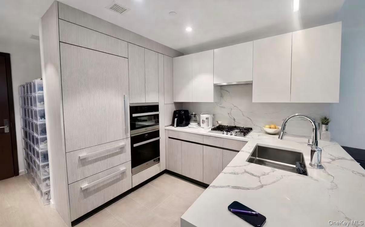 Condo 39th  Queens, NY 11354, MLS-980280-5