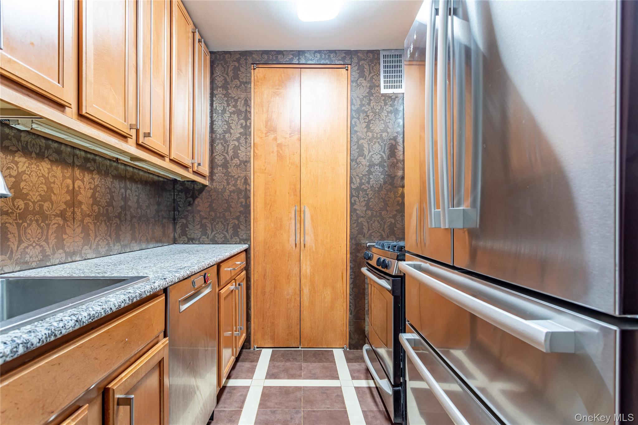 Condo 50th  Manhattan, NY 10019, MLS-980304-28