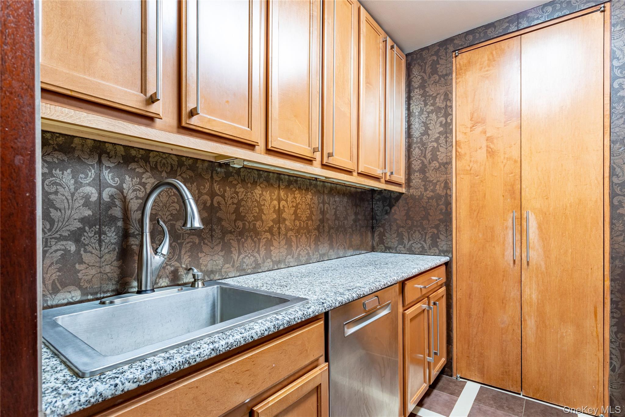 Condo 50th  Manhattan, NY 10019, MLS-980304-30