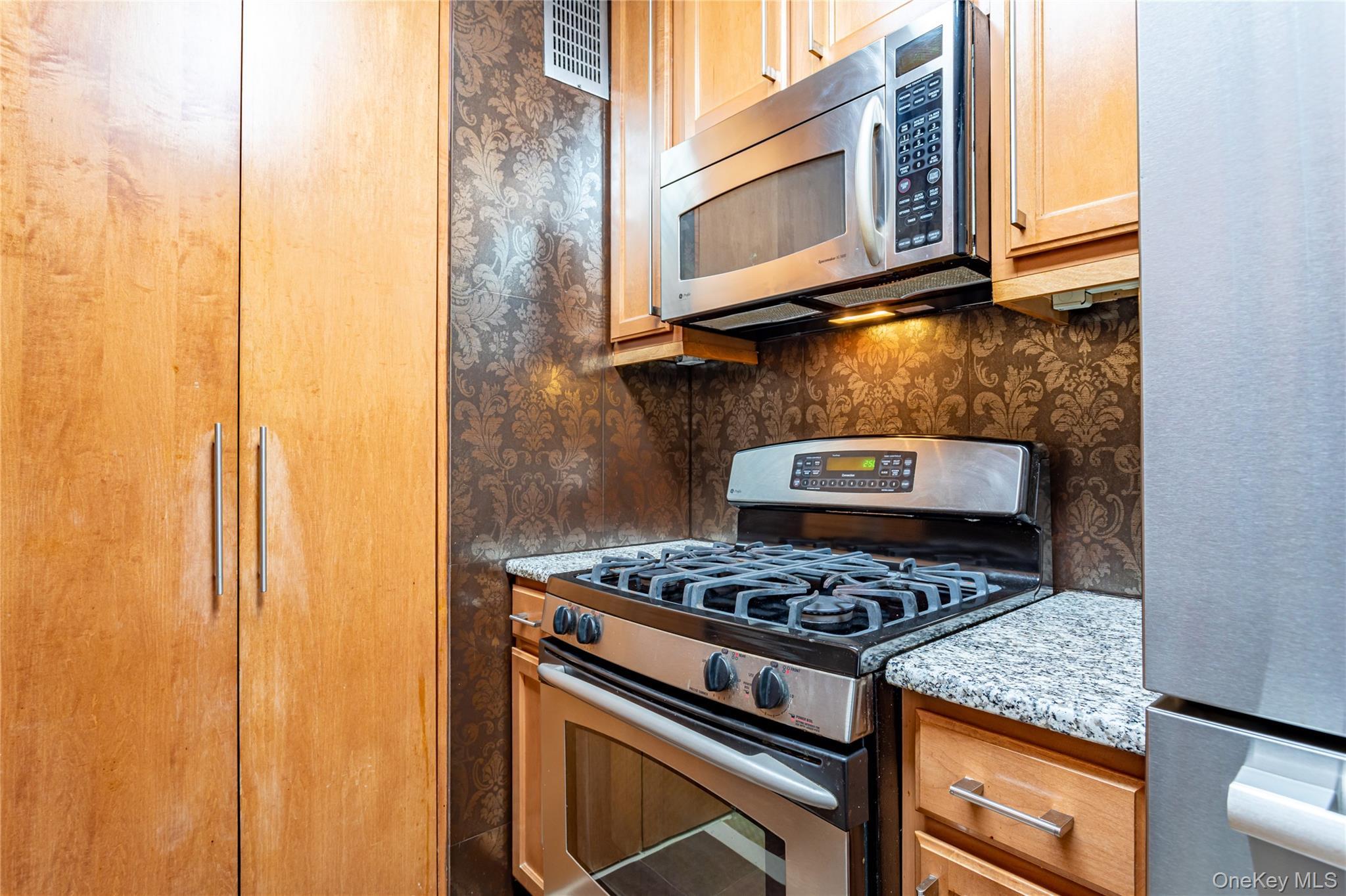 Condo 50th  Manhattan, NY 10019, MLS-980304-31