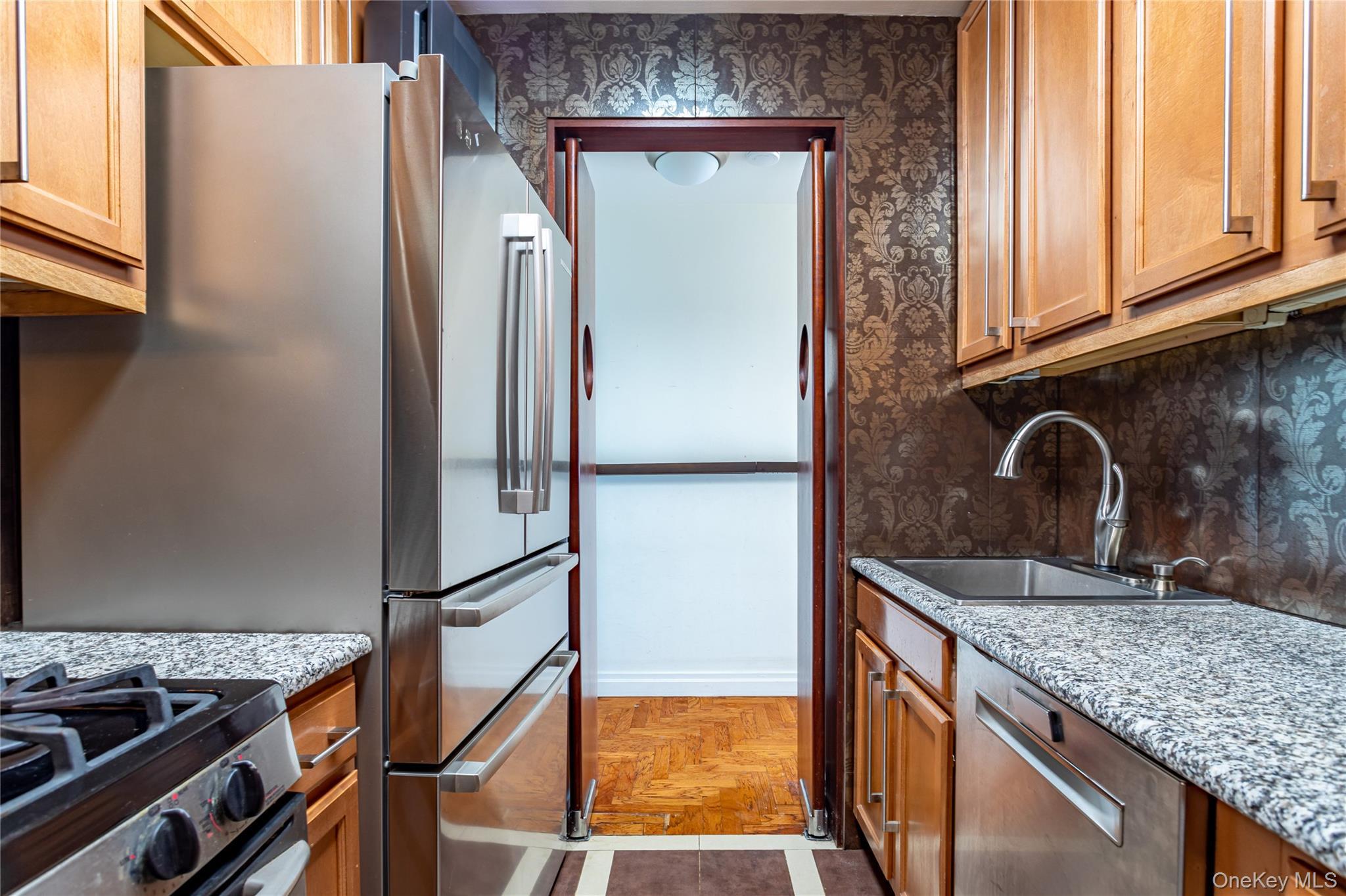 Condo 50th  Manhattan, NY 10019, MLS-980304-32