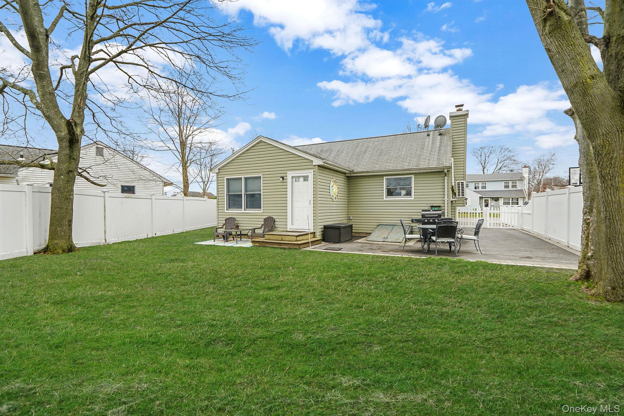 Single Family Nehring  Suffolk County, NY 11702, MLS-980333-22