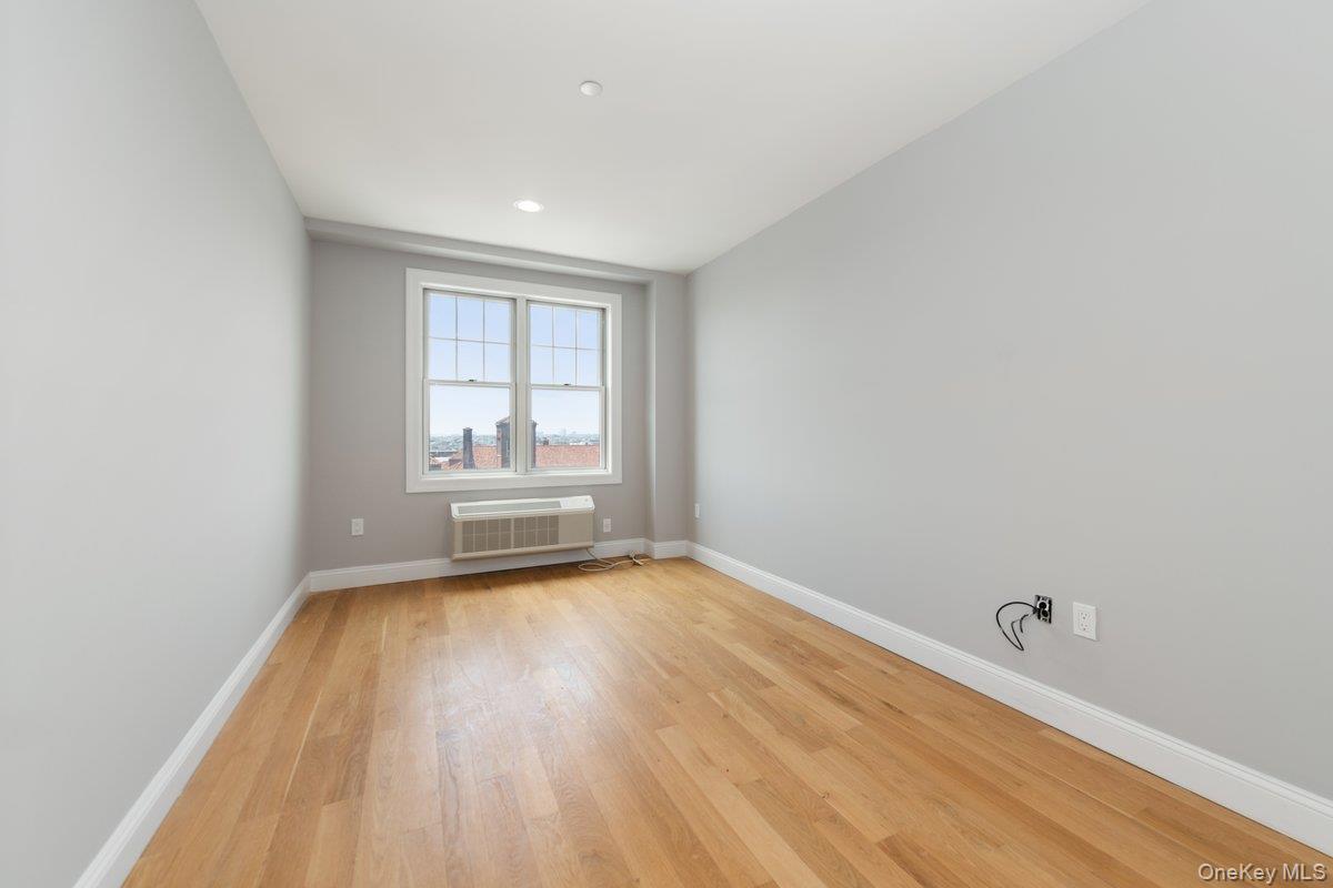 Condo Broadway  Nassau County, NY 11561, MLS-980410-17