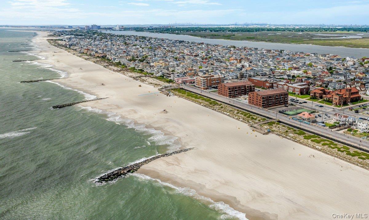 Condo Broadway  Nassau County, NY 11561, MLS-980410-34